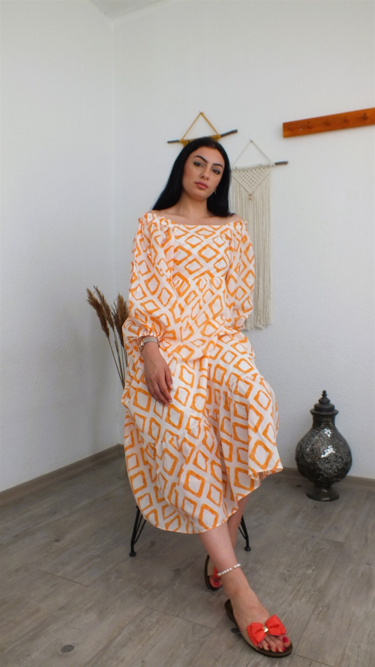 Beyaz Orange Madonna Yaka Elbise