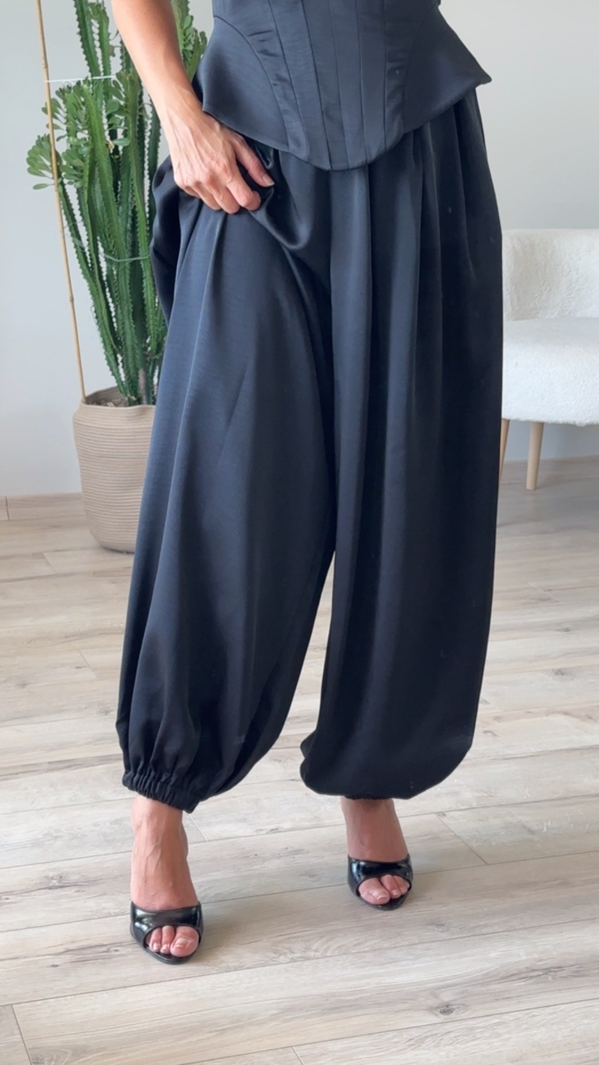 Siyah Saten Paça Lastikli Şalvar Pantolon