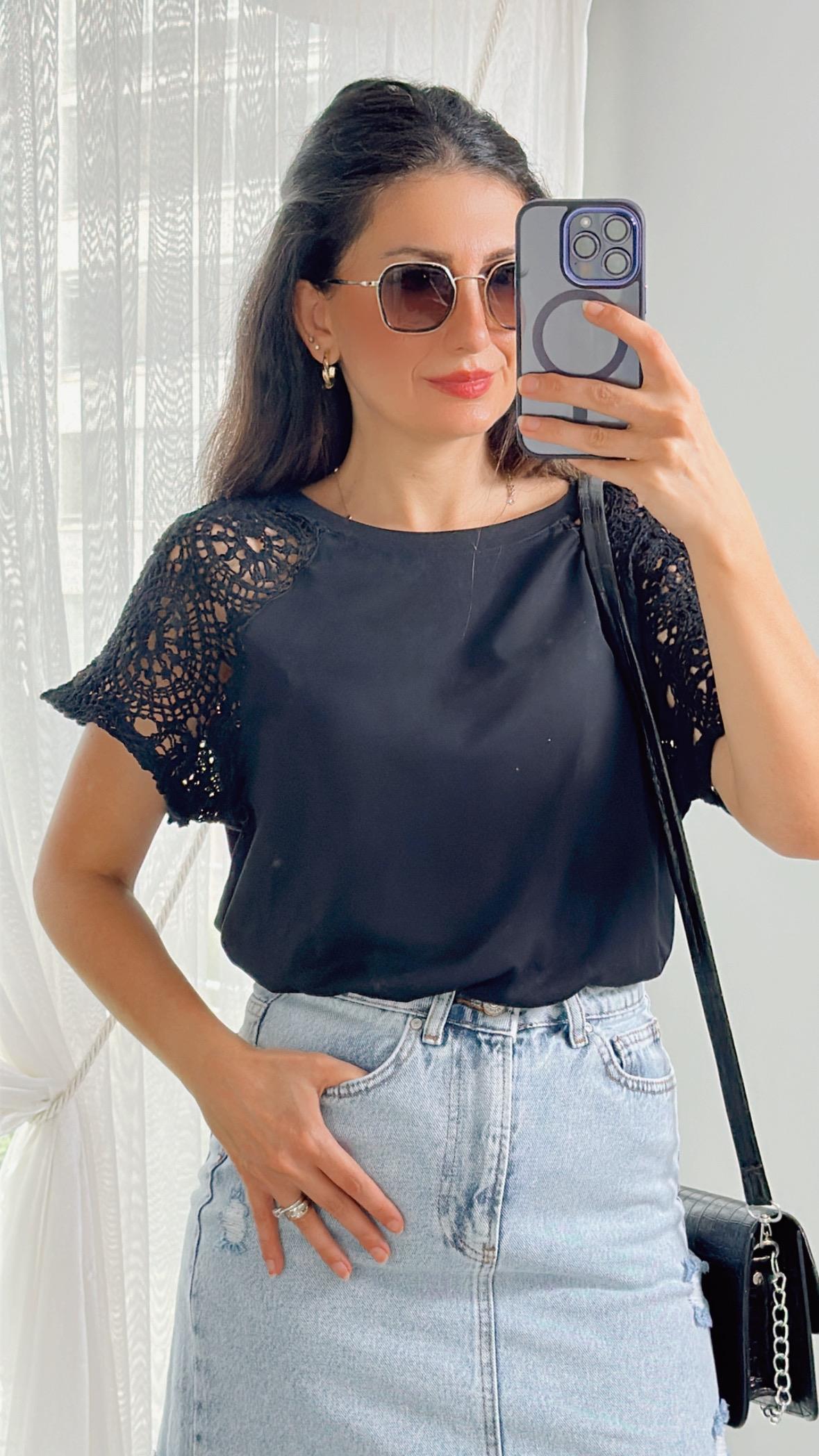 Siyah Omuz Dantel Detaylı T-Shirt