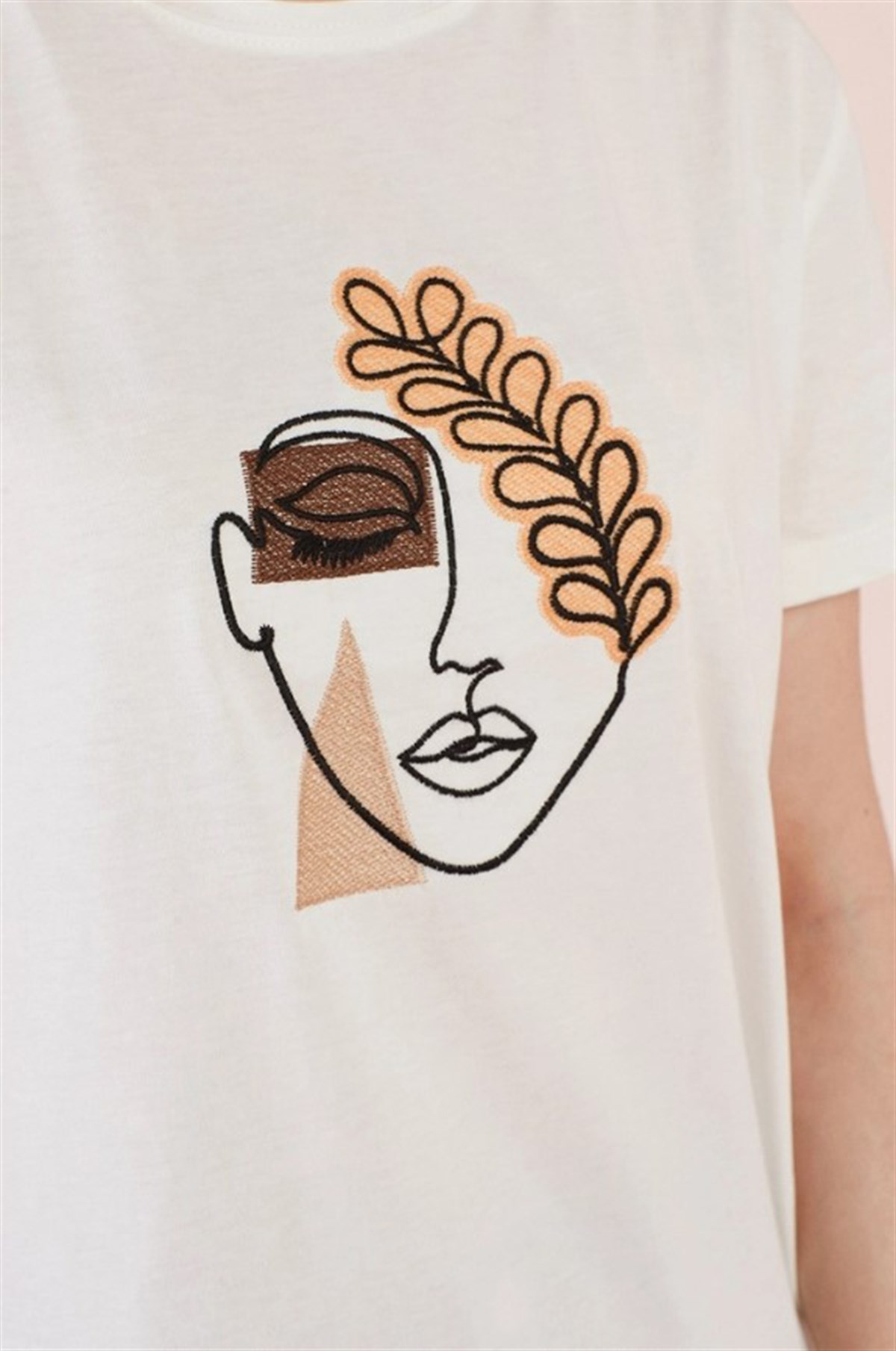 Ekru Ön Nakışlı T-shirt