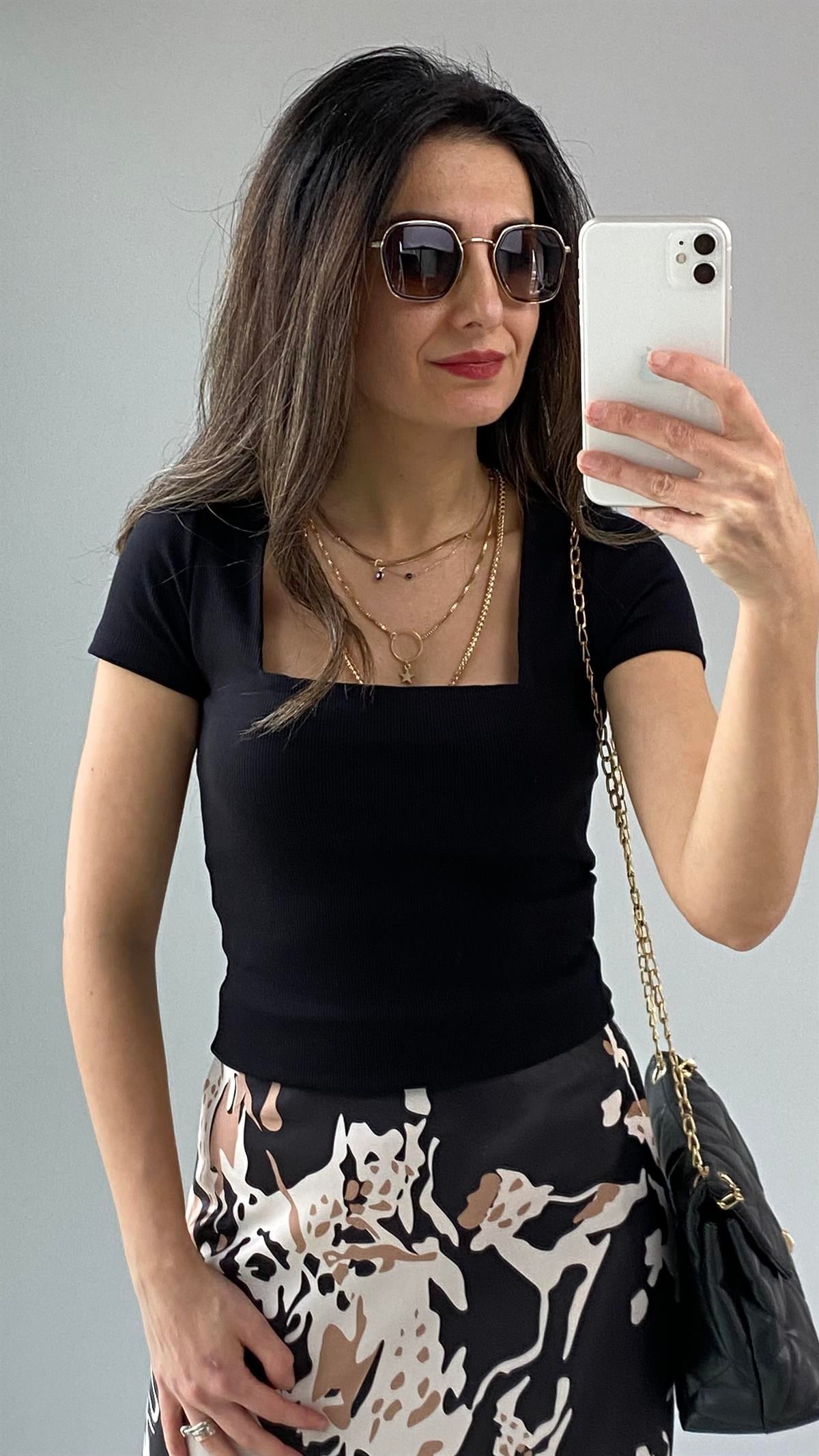 Siyah Kare Yaka Çift Kat Kısa Kollu Kaşkorse Bluz