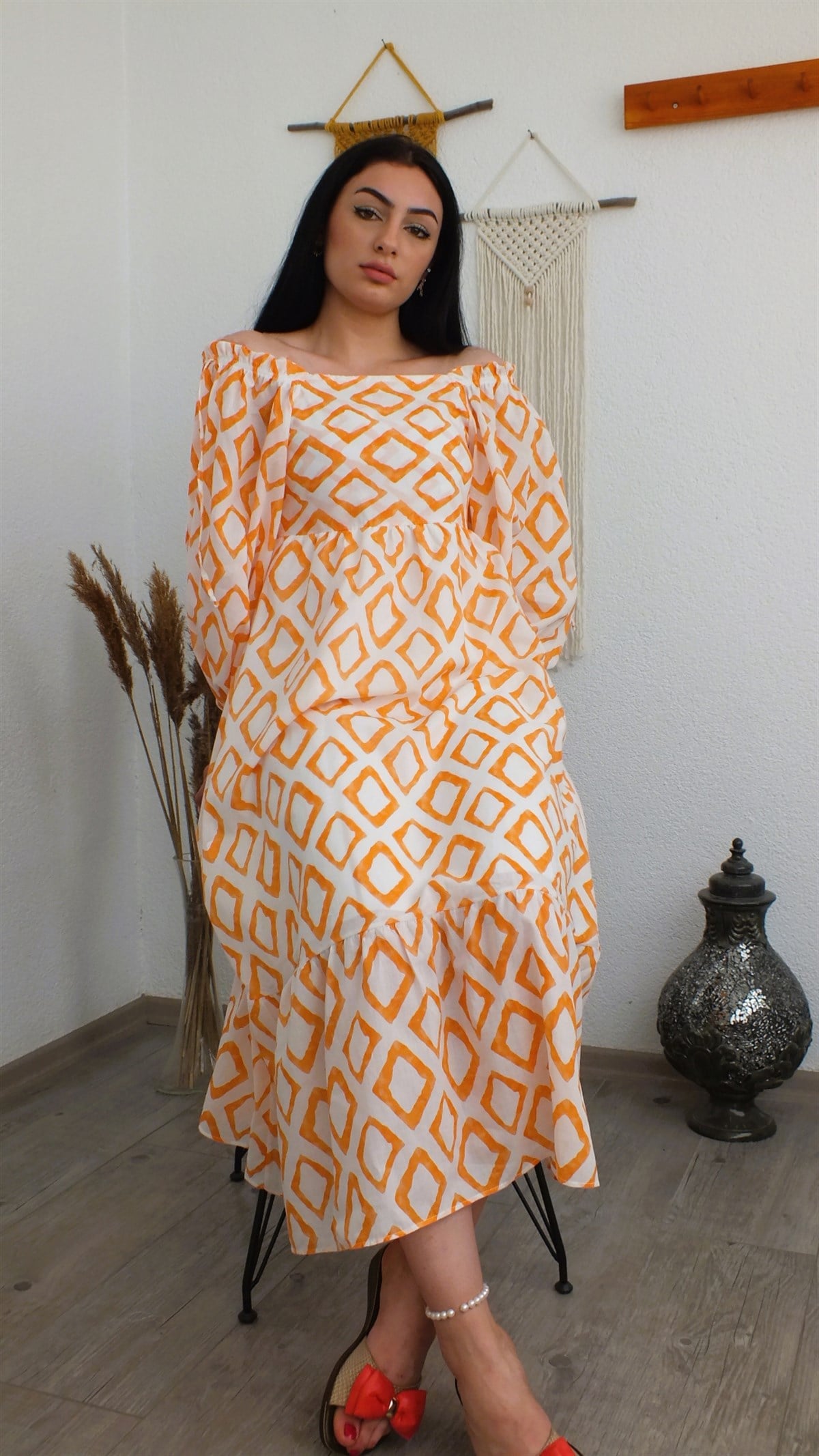 Beyaz Orange Madonna Yaka Elbise