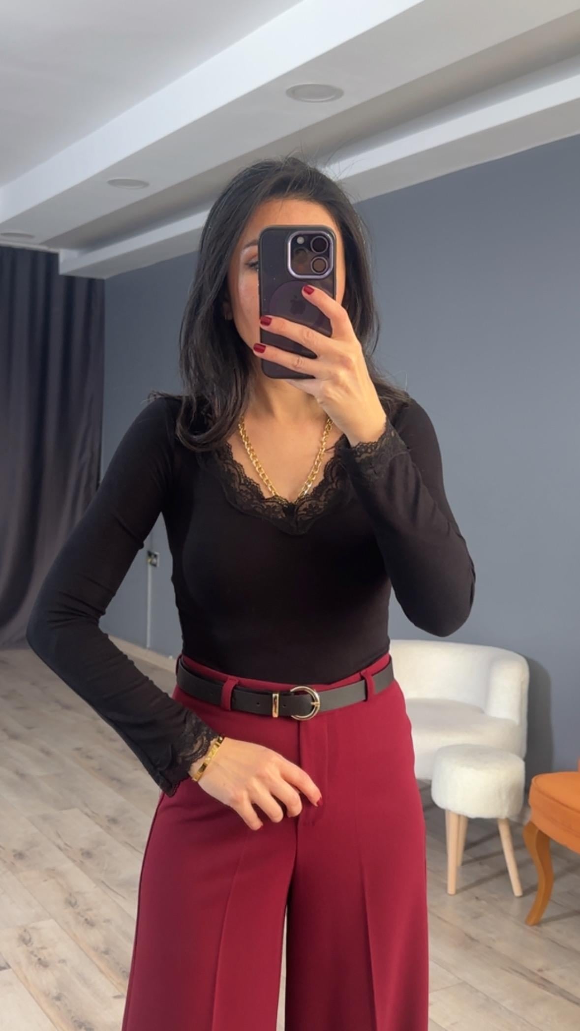 Siyah V Yaka ve Kol Dantel Detaylı Bluz