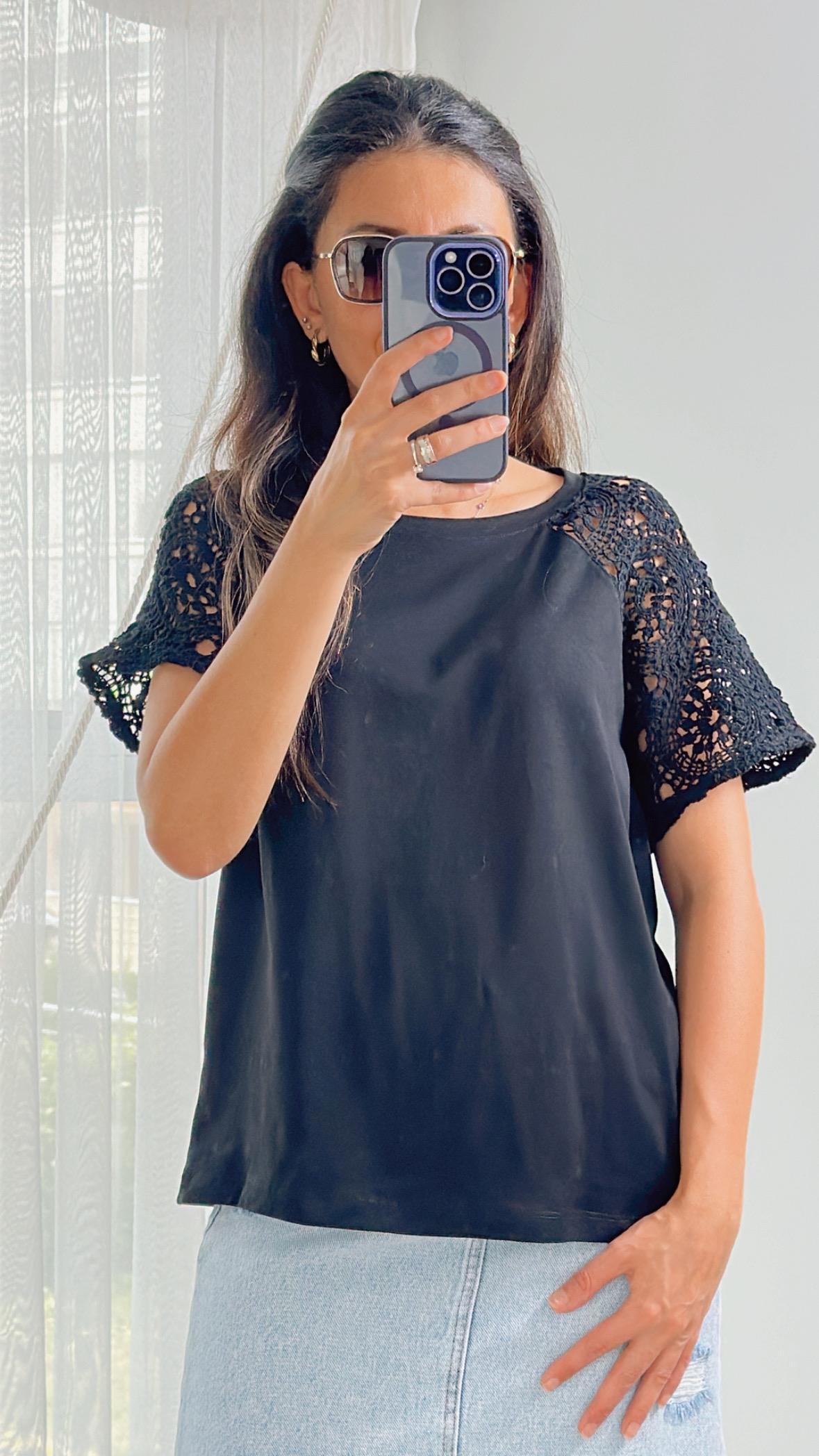 Siyah Omuz Dantel Detaylı T-Shirt