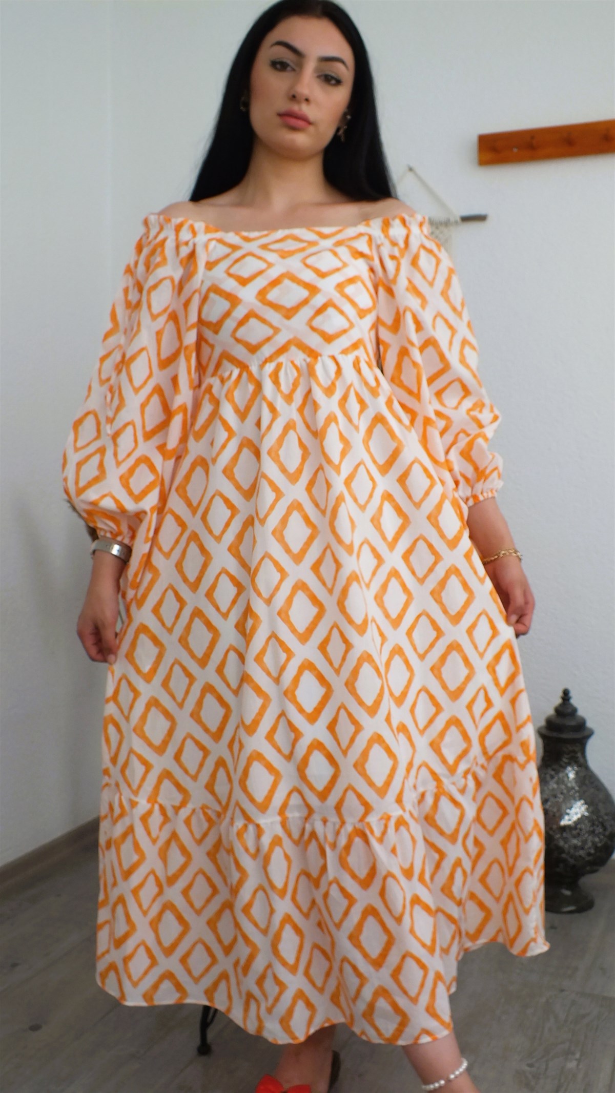 Beyaz Orange Madonna Yaka Elbise