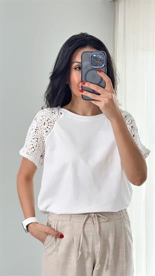 Beyaz Omuz Dantel Detaylı T-Shirt