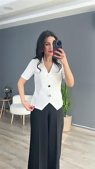 Ekru Farklı Düğme Detaylı Bluz