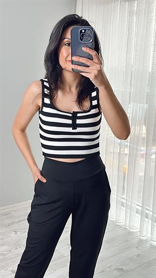 Siyah Ekru Üç Düğmeli Crop