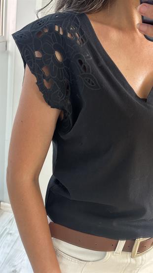 Siyah Omuz Nakışlı V Yaka T-shirt