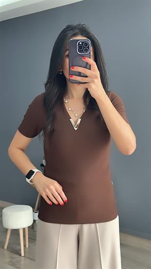 Koyu Kahve Yaka V Tokalı Kısa Kollu Bluz