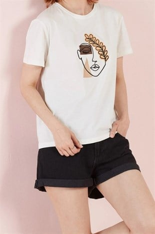 Ekru Ön Nakışlı T-shirt