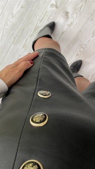 Siyah Düğme Detaylı Deri Şort