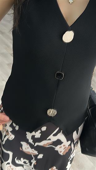 Siyah Farklı Düğme Detaylı Kolsuz Bluz