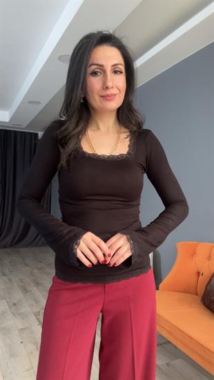 Siyah Kare Yaka ve Kol Dantel Detaylı Bluz
