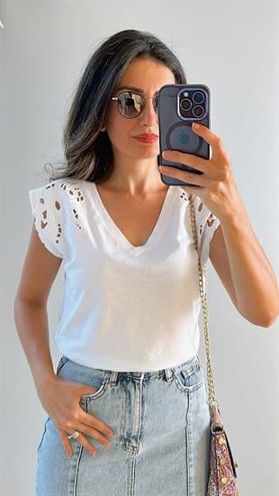 Beyaz Omuz Nakışlı V Yaka T-shirt