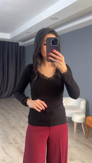 Siyah V Yaka ve Kol Dantel Detaylı Bluz