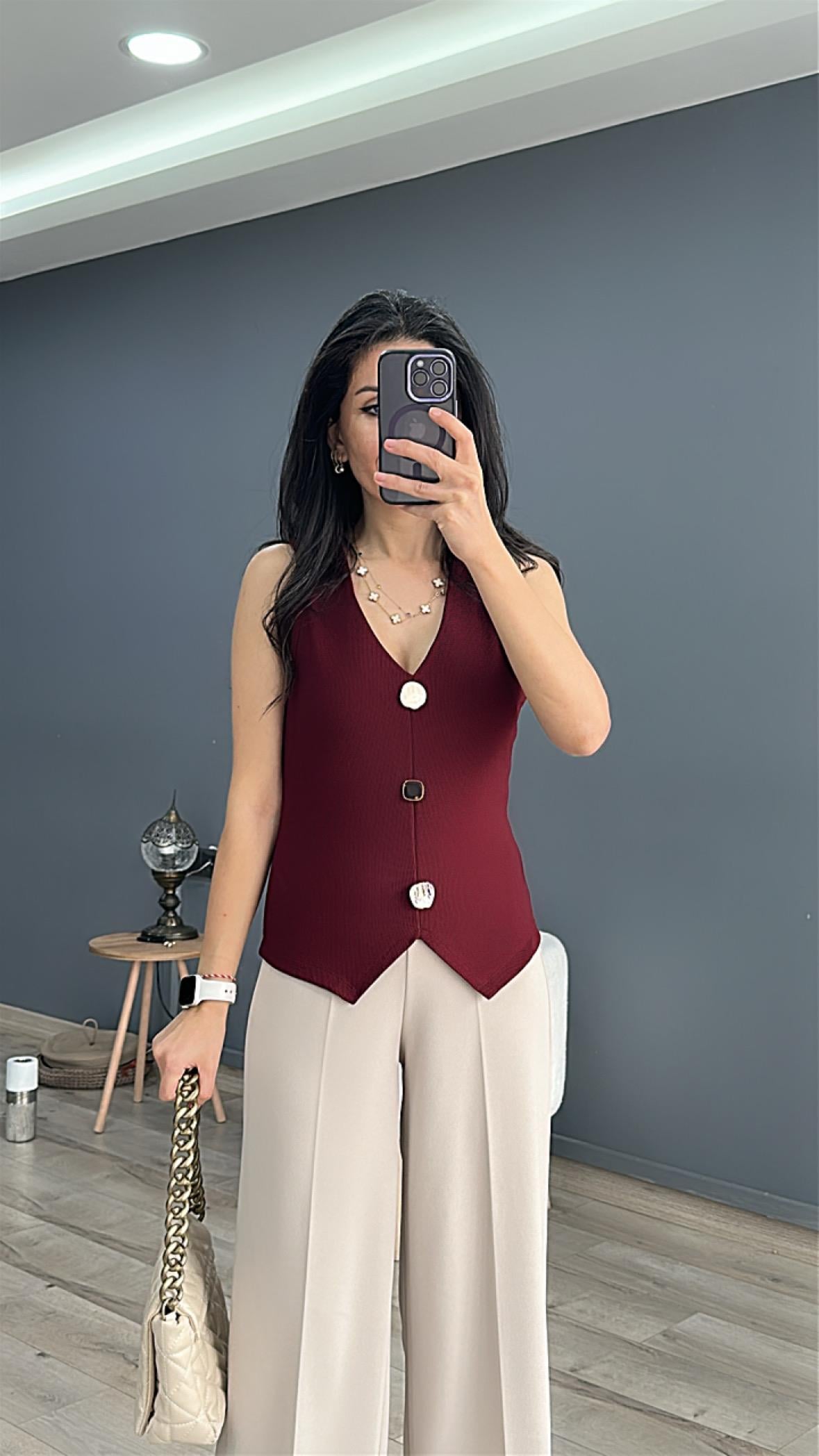 Bordo Farklı Düğme Detaylı Kolsuz Bluz