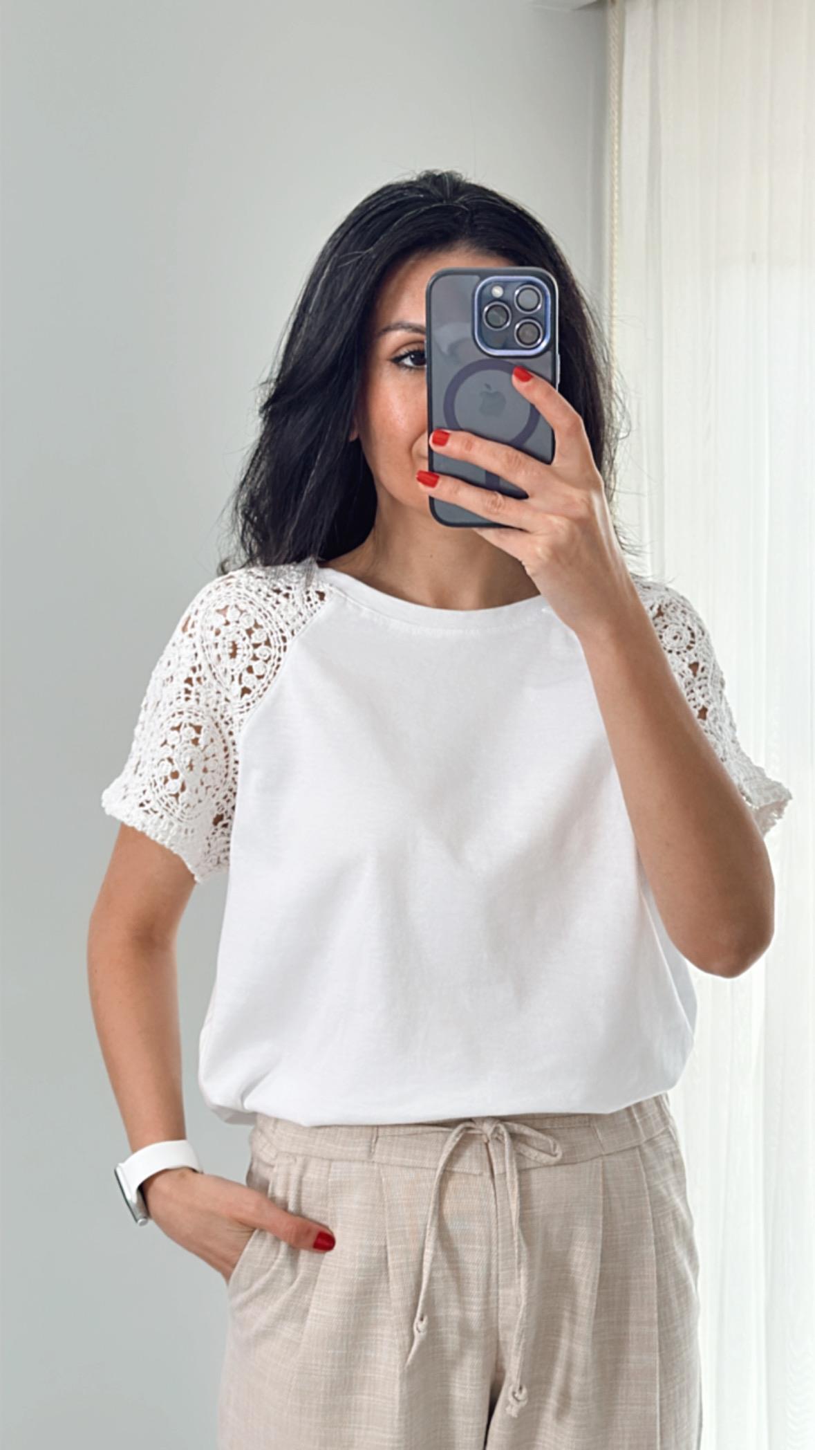 Beyaz Omuz Dantel Detaylı T-Shirt