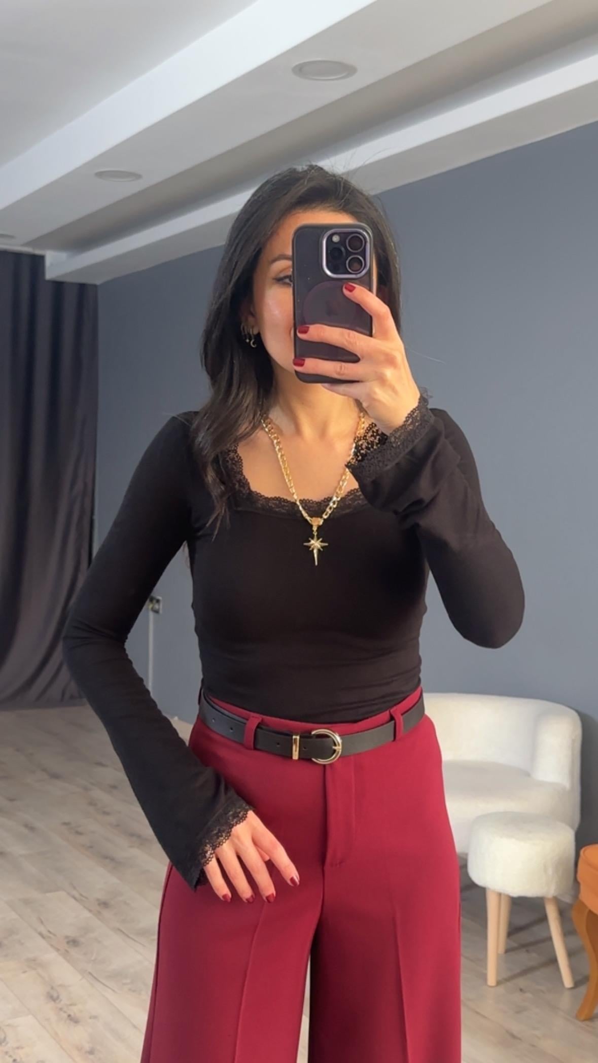 Siyah Kare Yaka ve Kol Dantel Detaylı Bluz