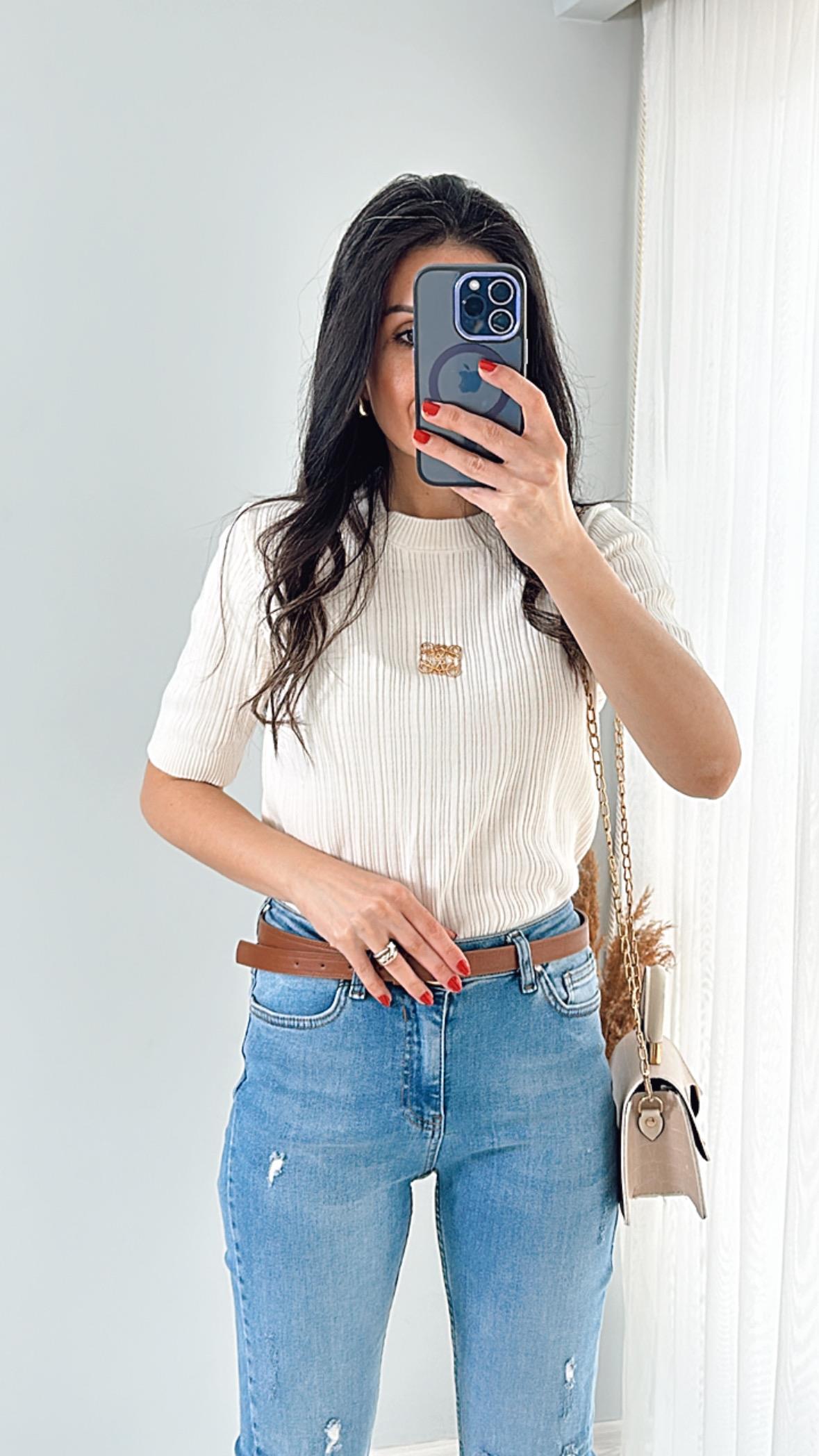 Krem Önü Armalı Bisiklet Yaka Triko Bluz