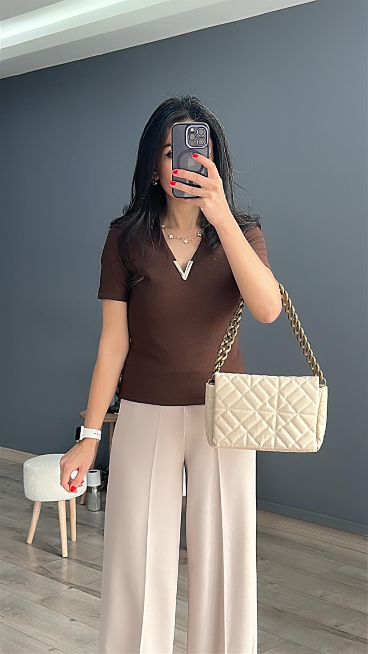 Koyu Kahve Yaka V Tokalı Kısa Kollu Bluz