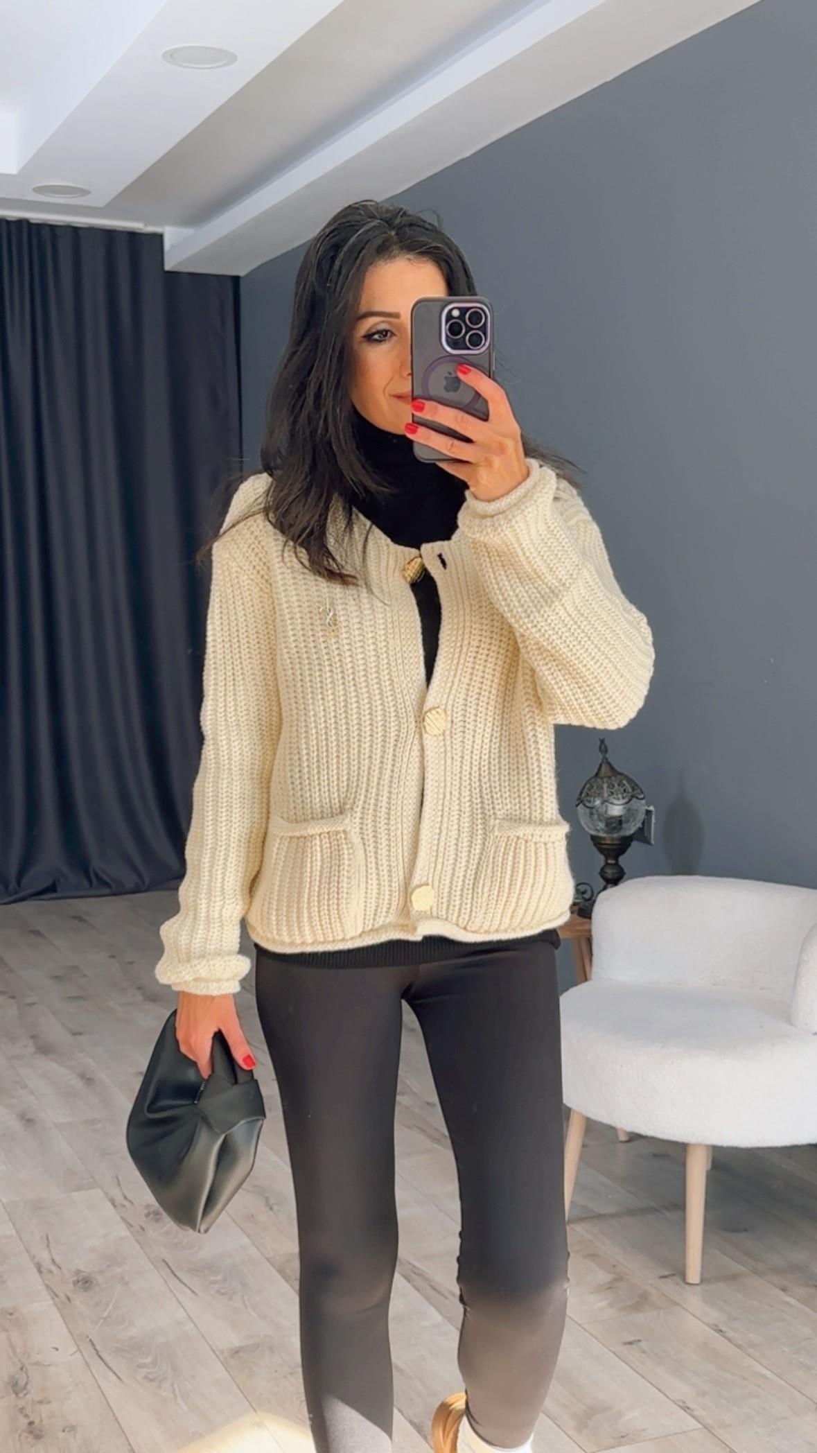 Krem Gold Düğmeli Cepli Triko Hırka