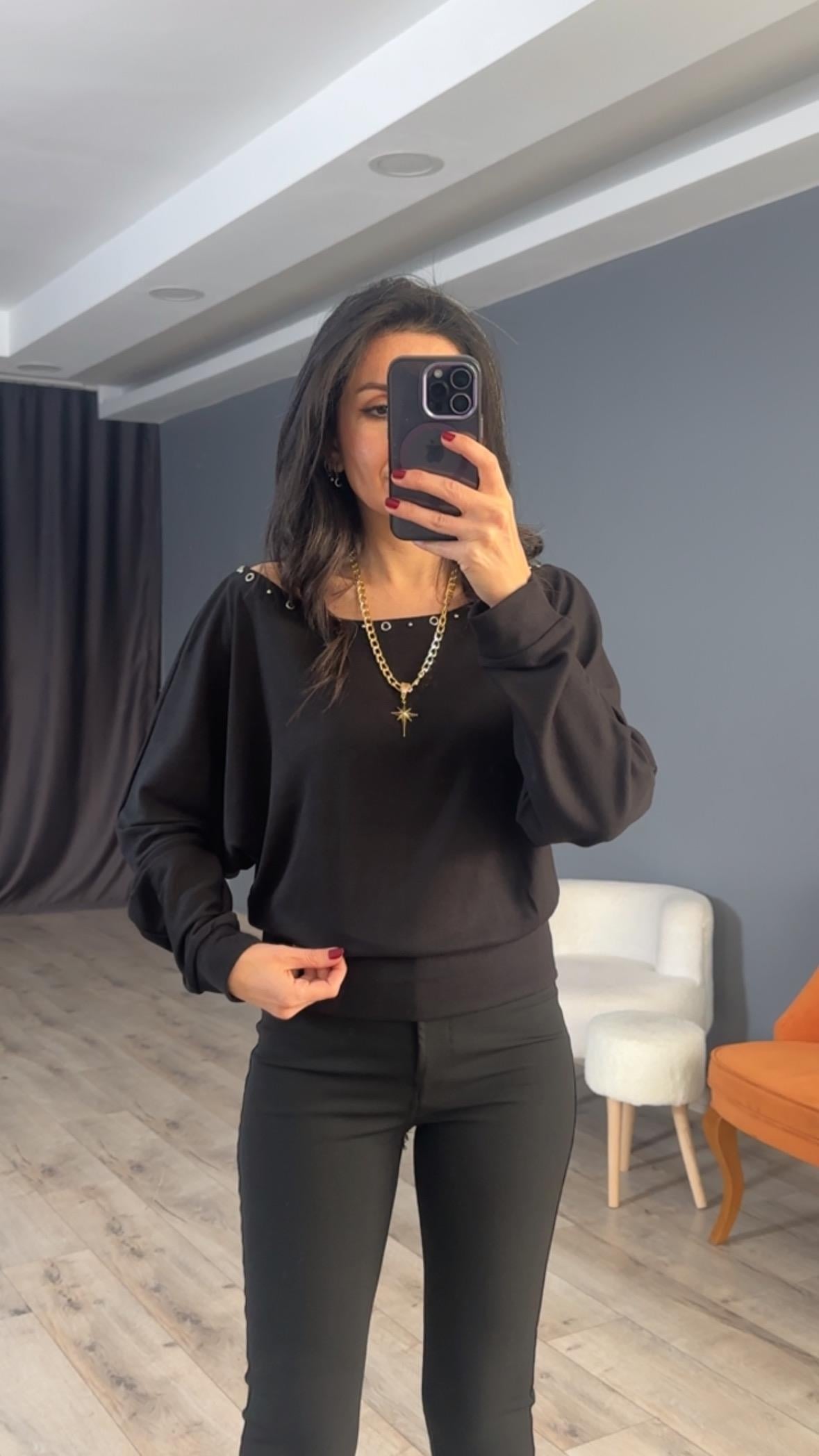 Siyah Kayık Yaka kuş Gözü Detaylı Bluz