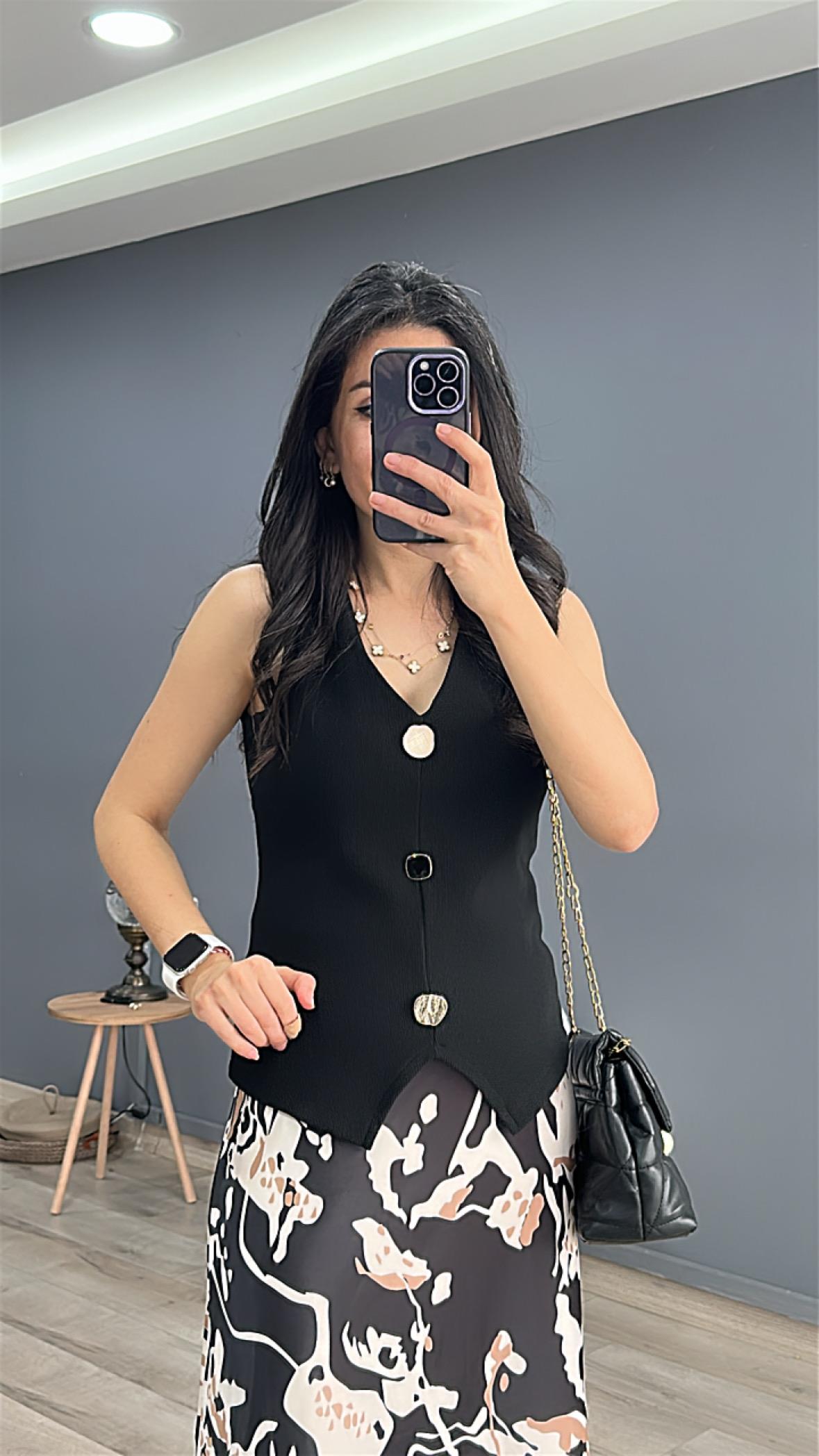 Siyah Farklı Düğme Detaylı Kolsuz Bluz