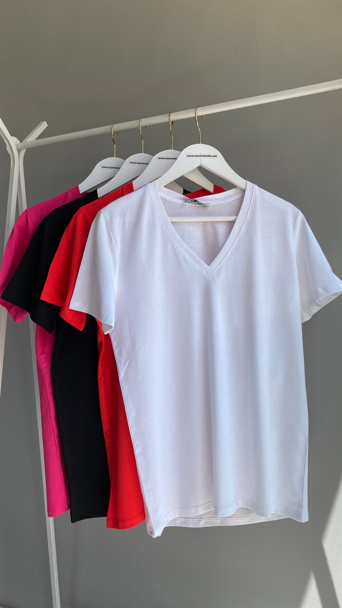 Beyaz V Yaka Basic T-Shirt