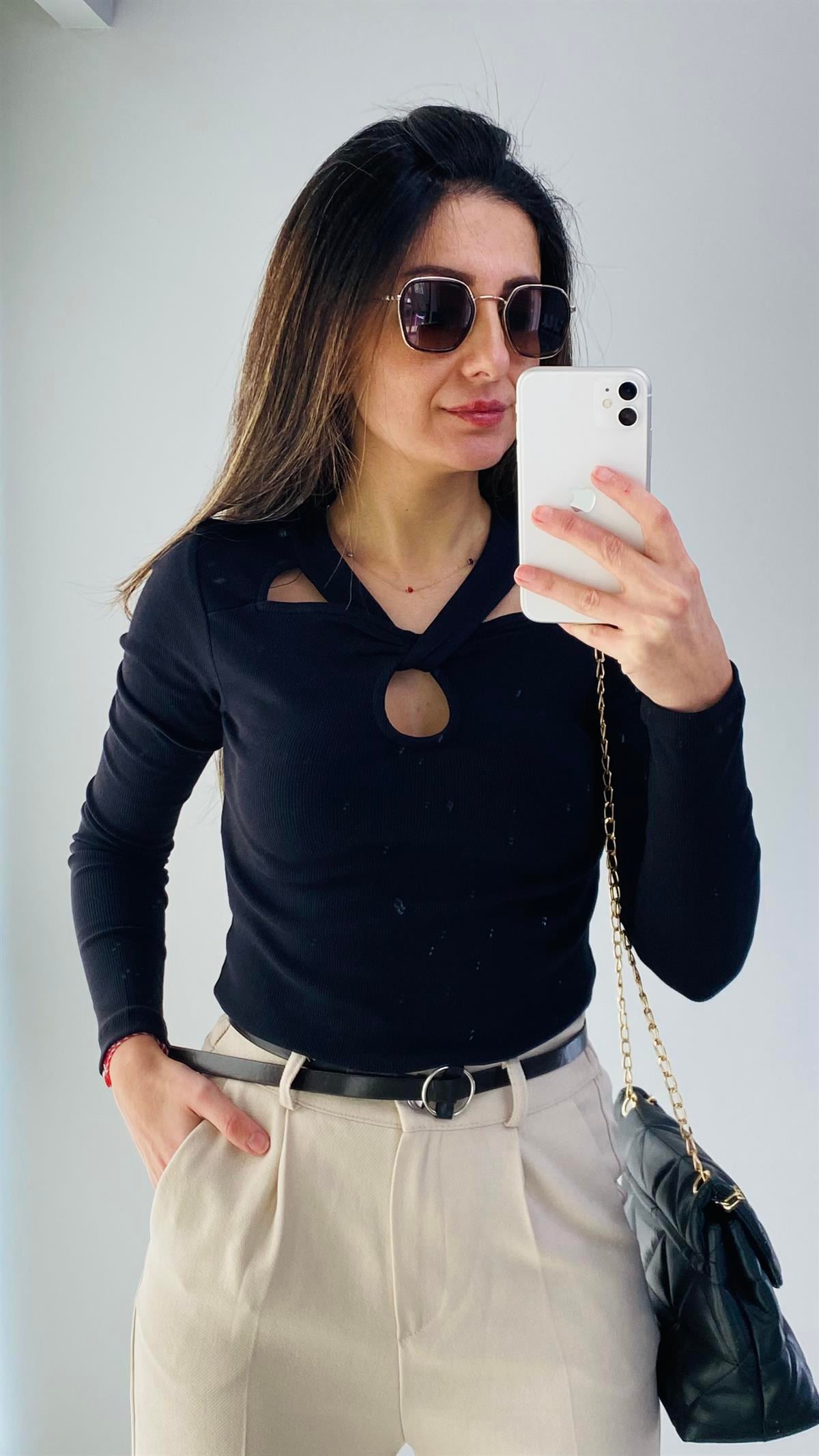 Siyah Yakası Çapraz Biyeli Bluz