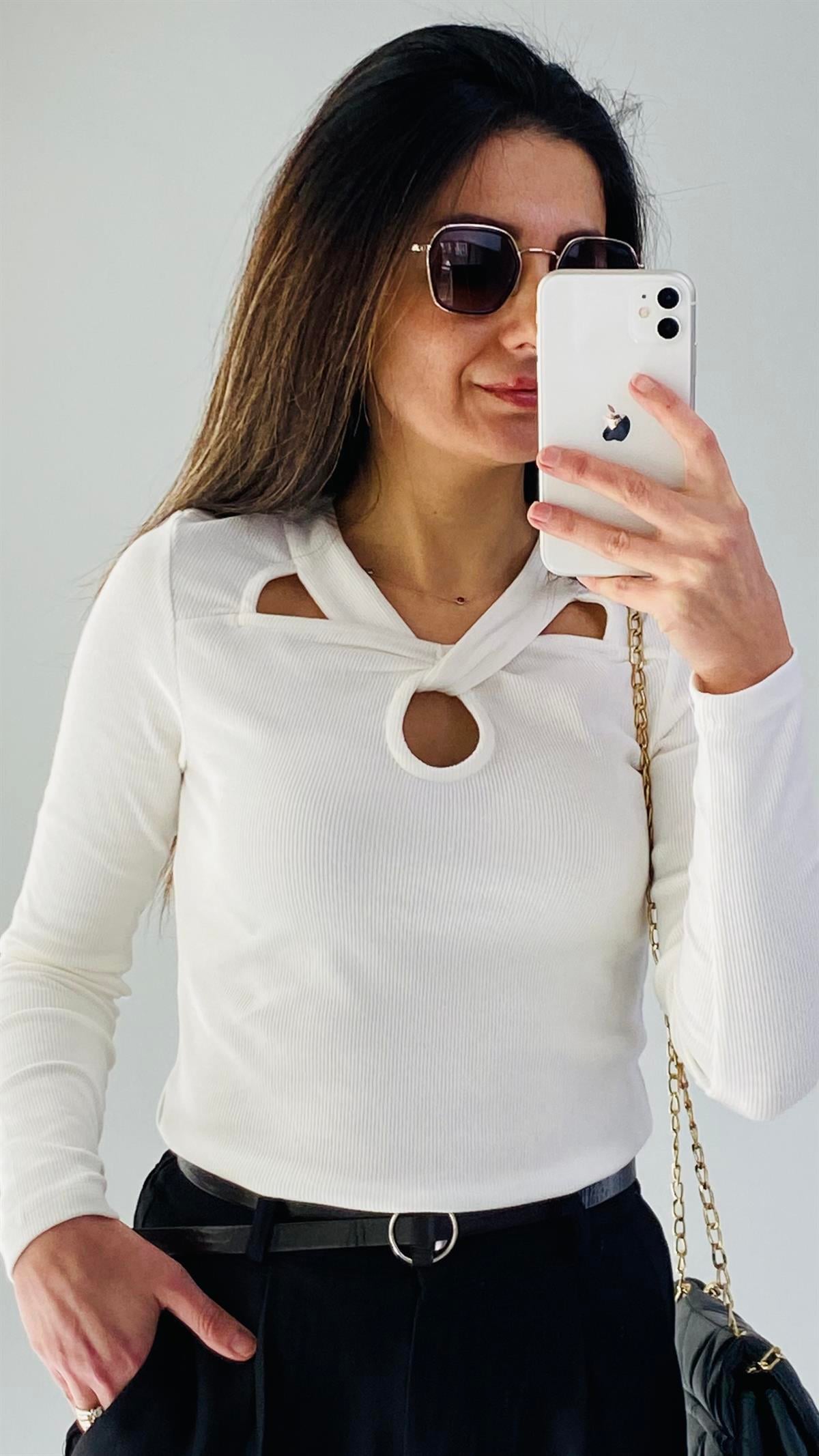 Ekru Yakası Çapraz Biyeli Bluz