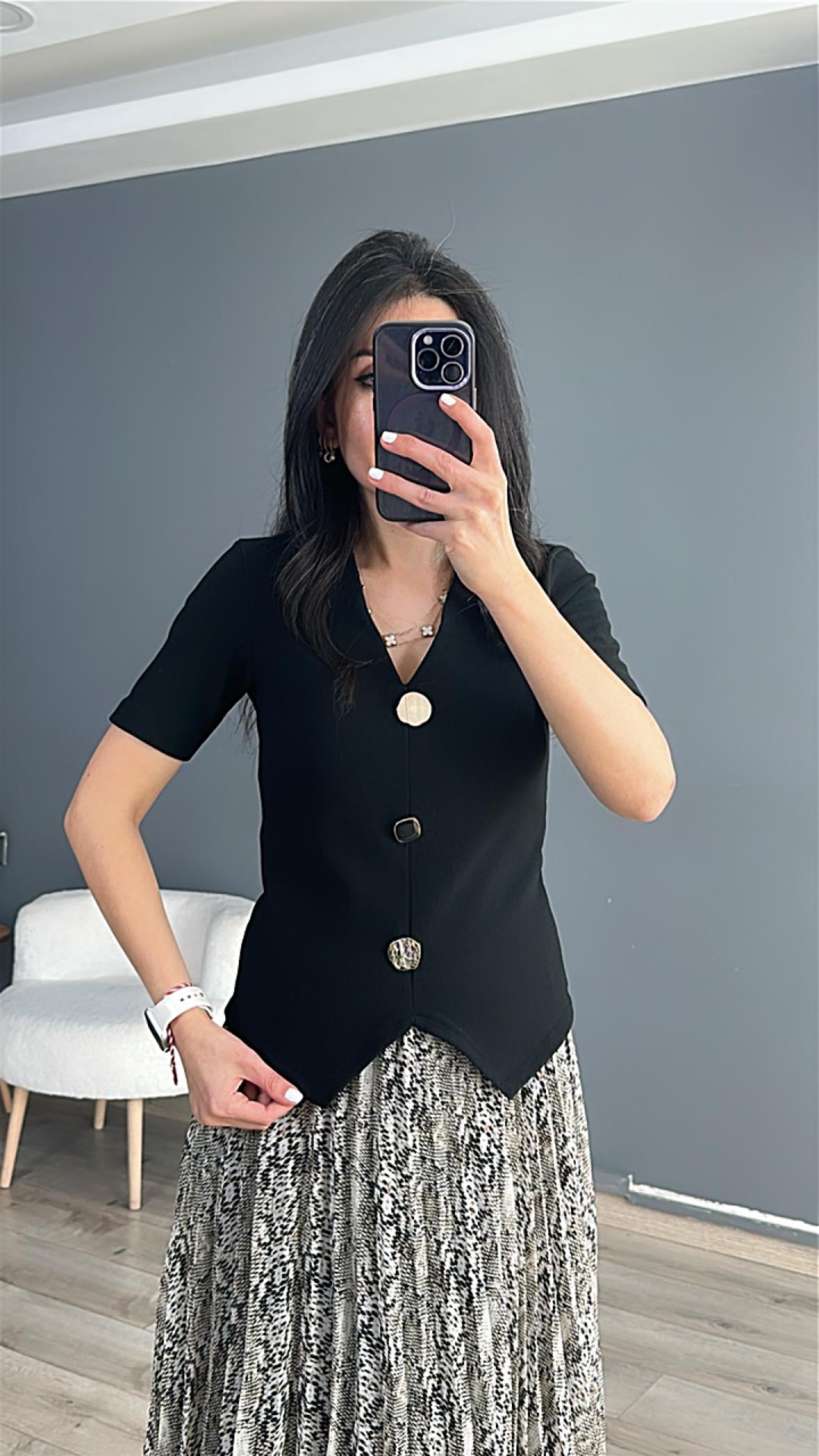 Siyah Farklı Düğme Detaylı Bluz