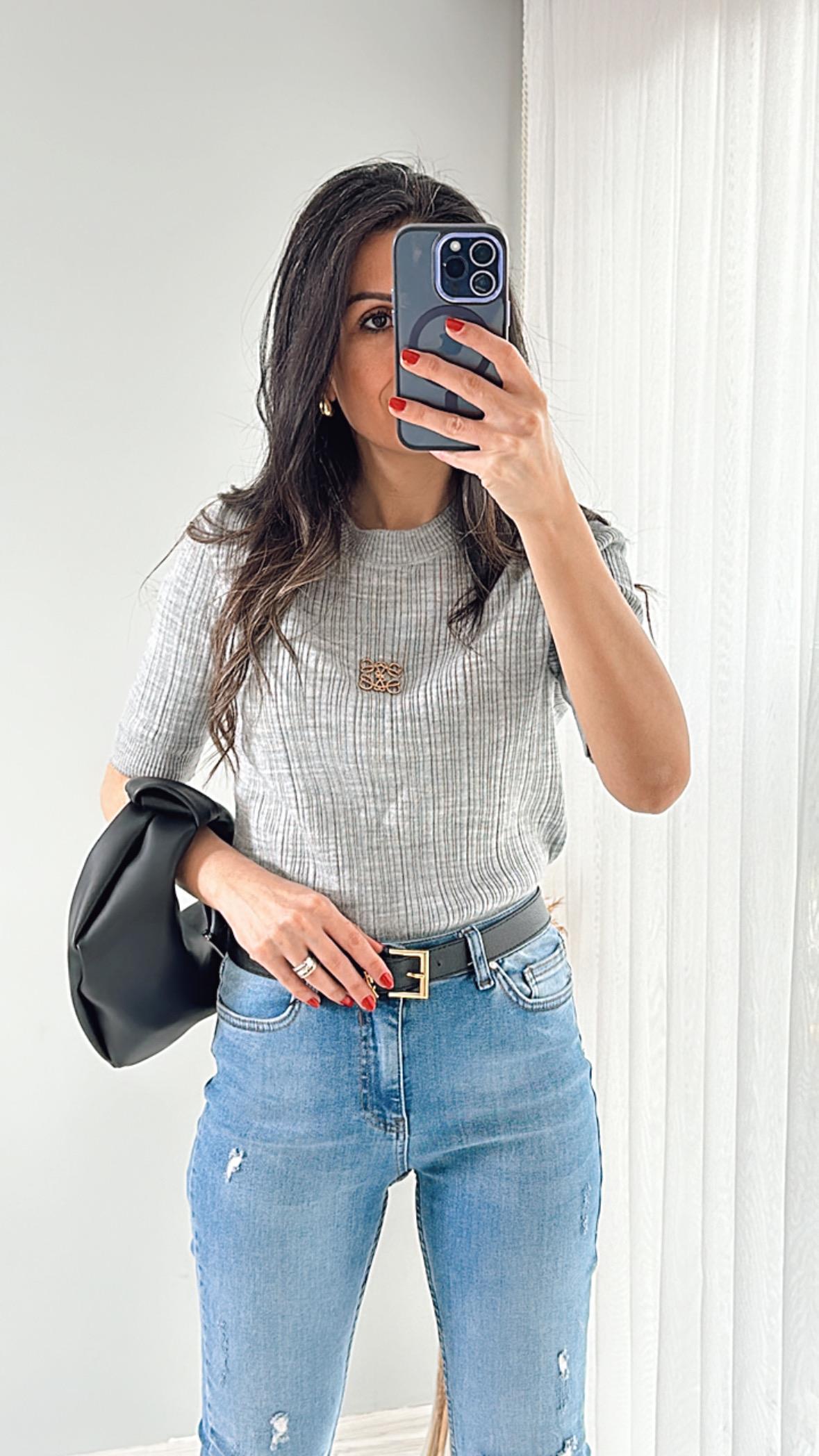 Gri Önü Armalı Bisiklet Yaka Triko Bluz