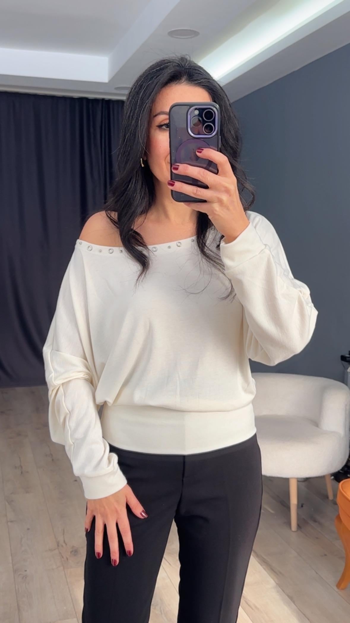 Ekru Kayık Yaka kuş Gözü Detaylı Bluz