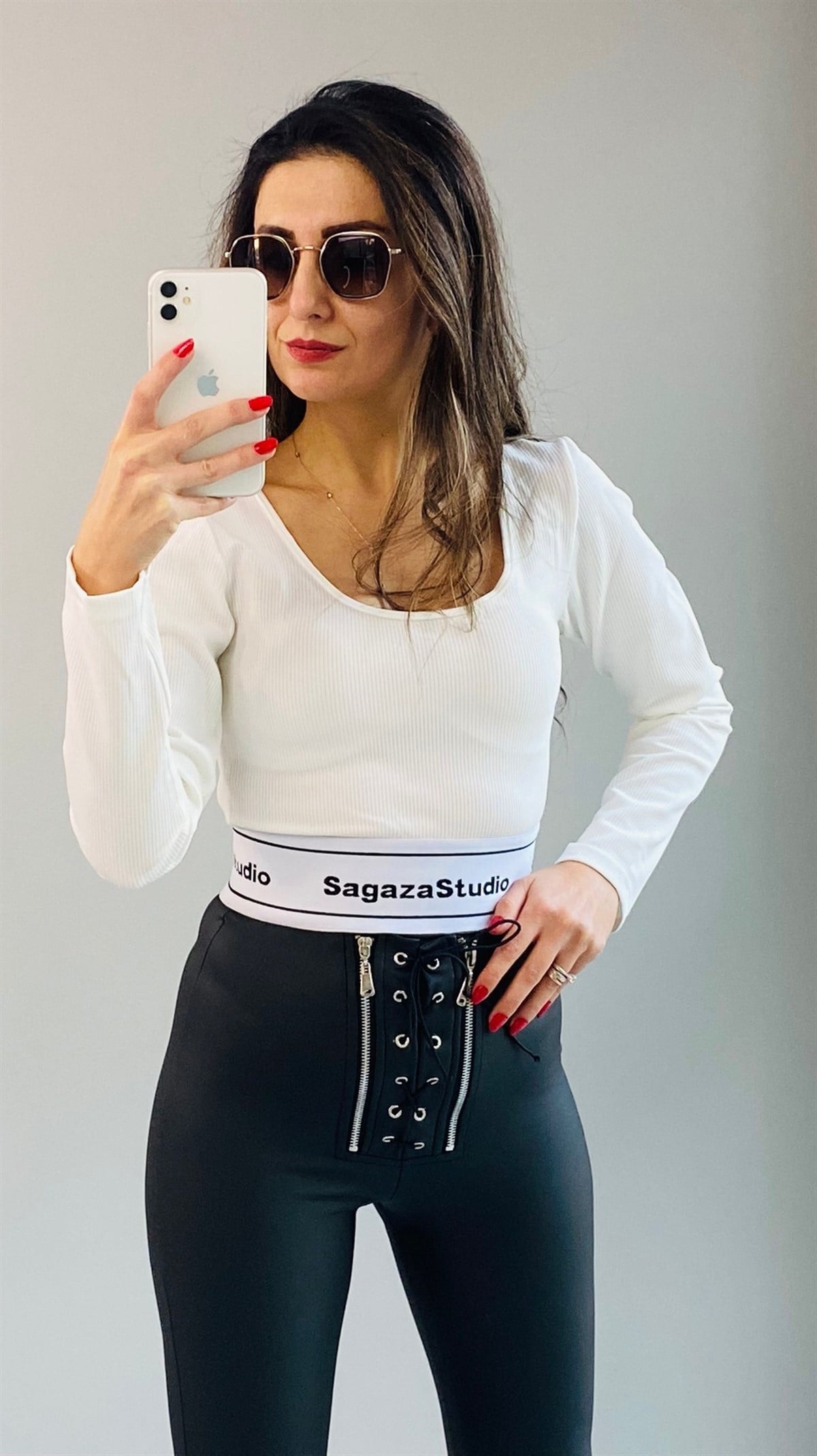 Beyaz Eteği Lastikli Tasarım Crop Bluz