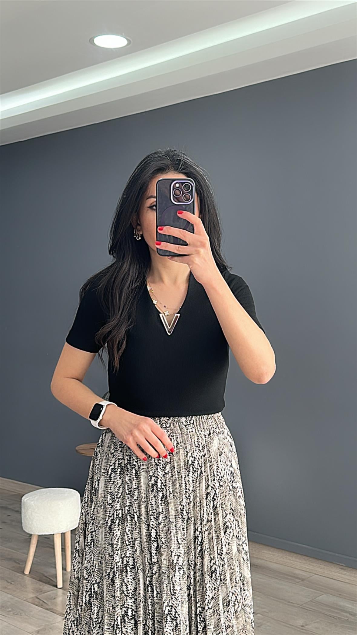 Siyah Yaka V Tokalı Kısa Kollu Bluz