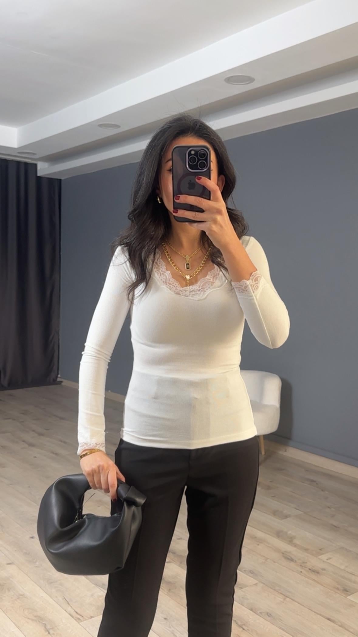 Ekru V Yaka ve Kol Dantel Detaylı Bluz