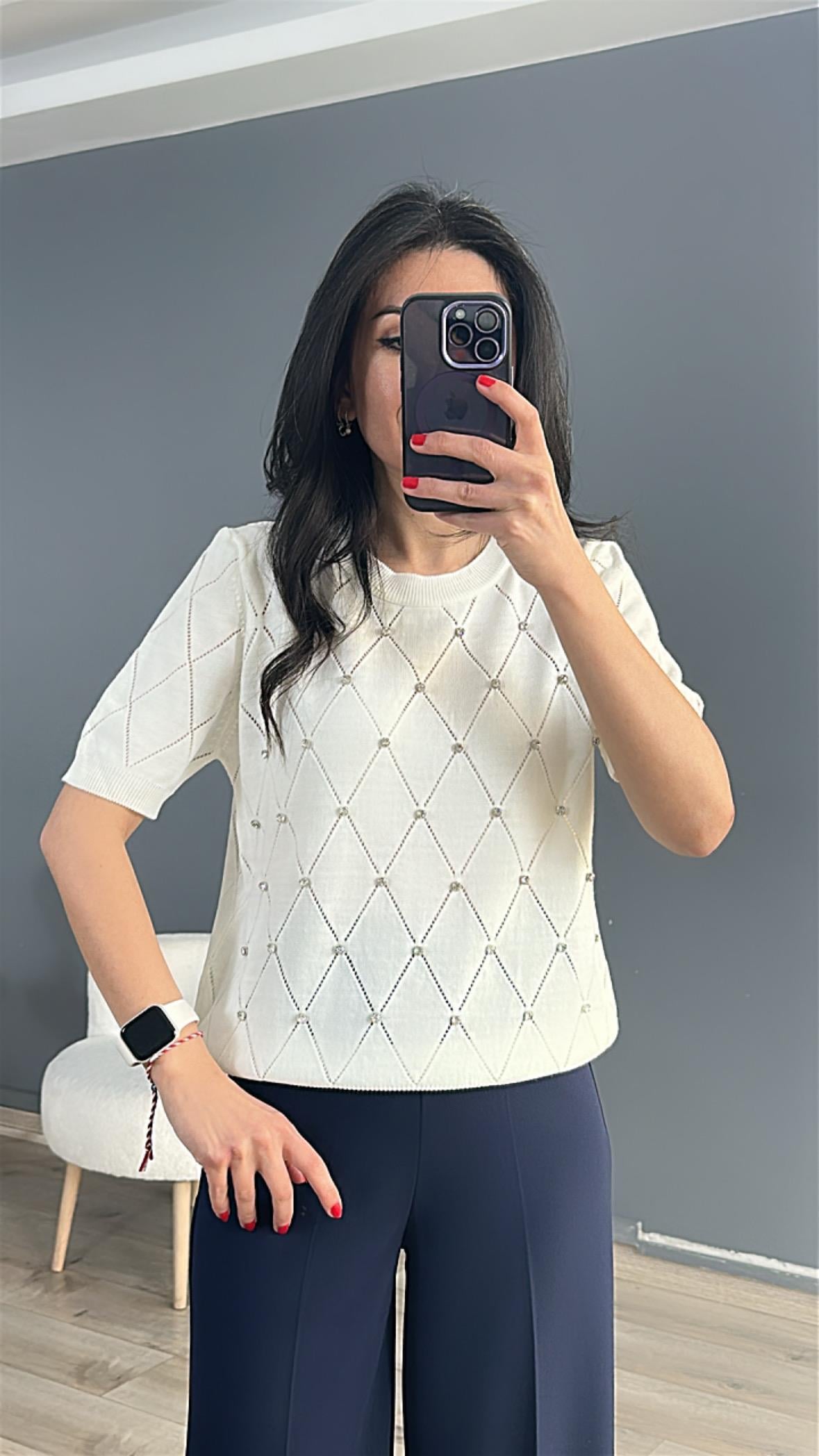 Ekru Baklava Desenli Önü Taşlı Triko Bluz