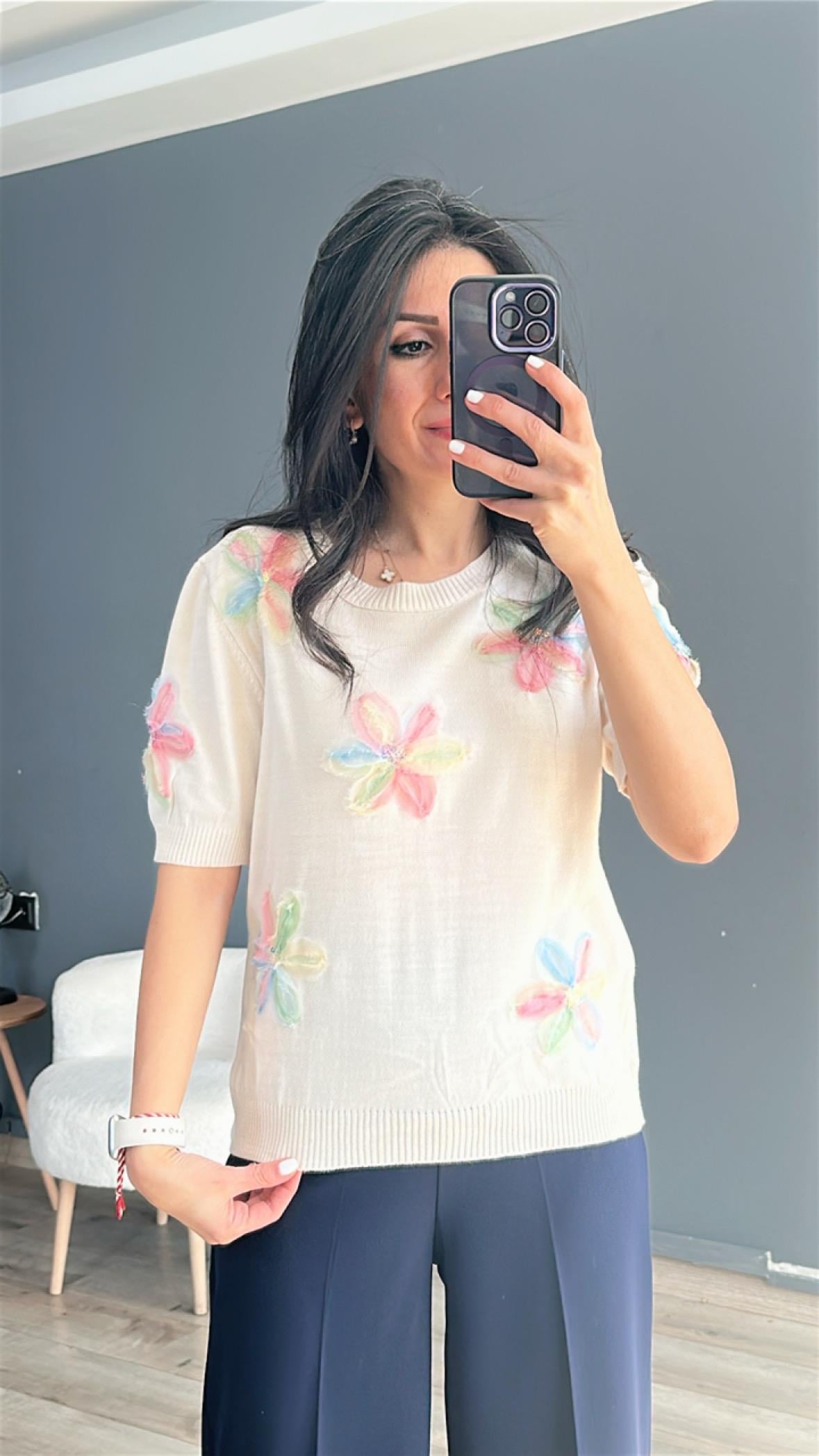 Krem Önü Tül Çiçek Detaylı Triko Bluz