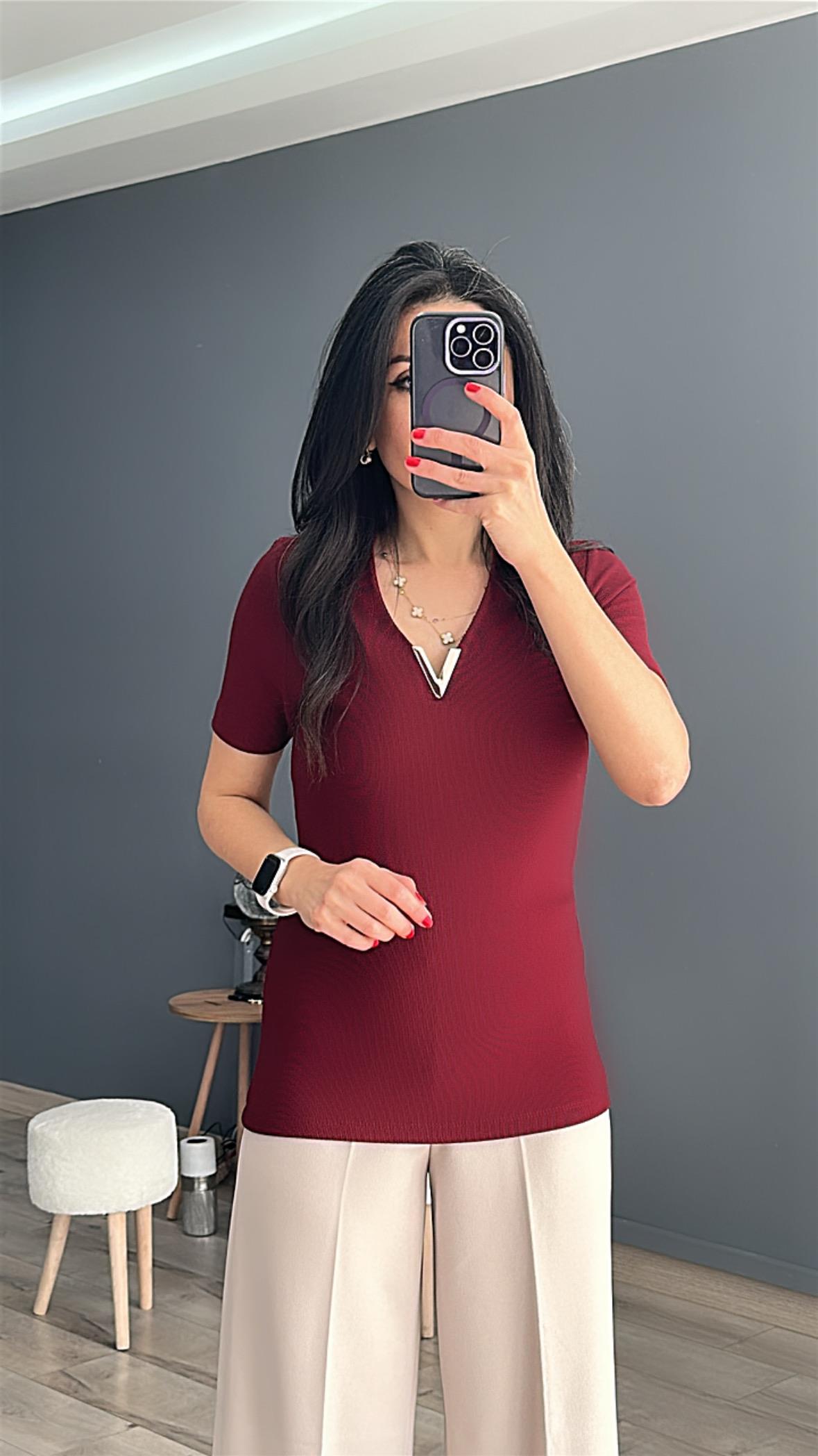 Bordo Yaka V Tokalı Kısa Kollu Bluz