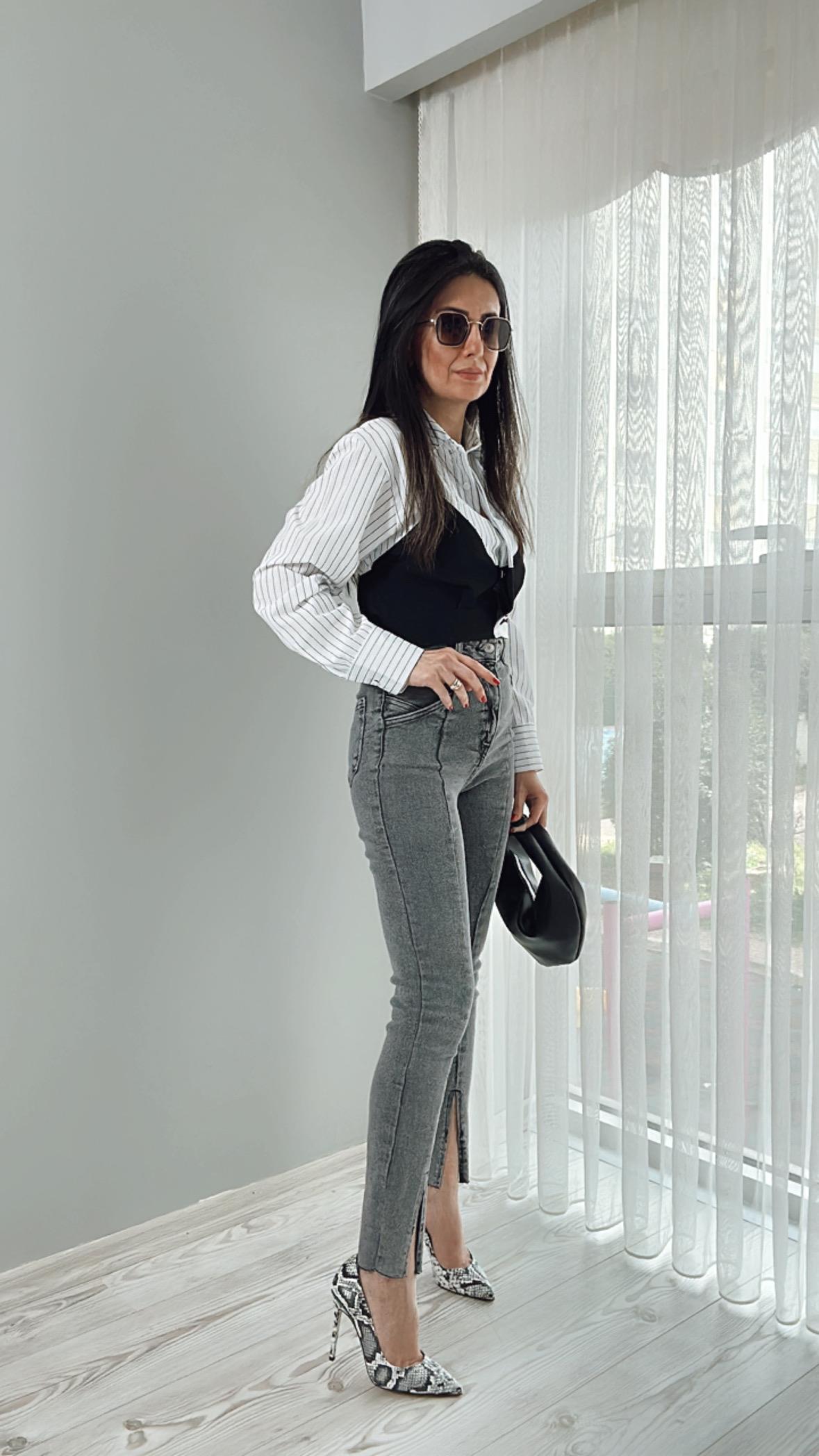 Beyaz Siyah Çizgili Garnili Crop Gömlek