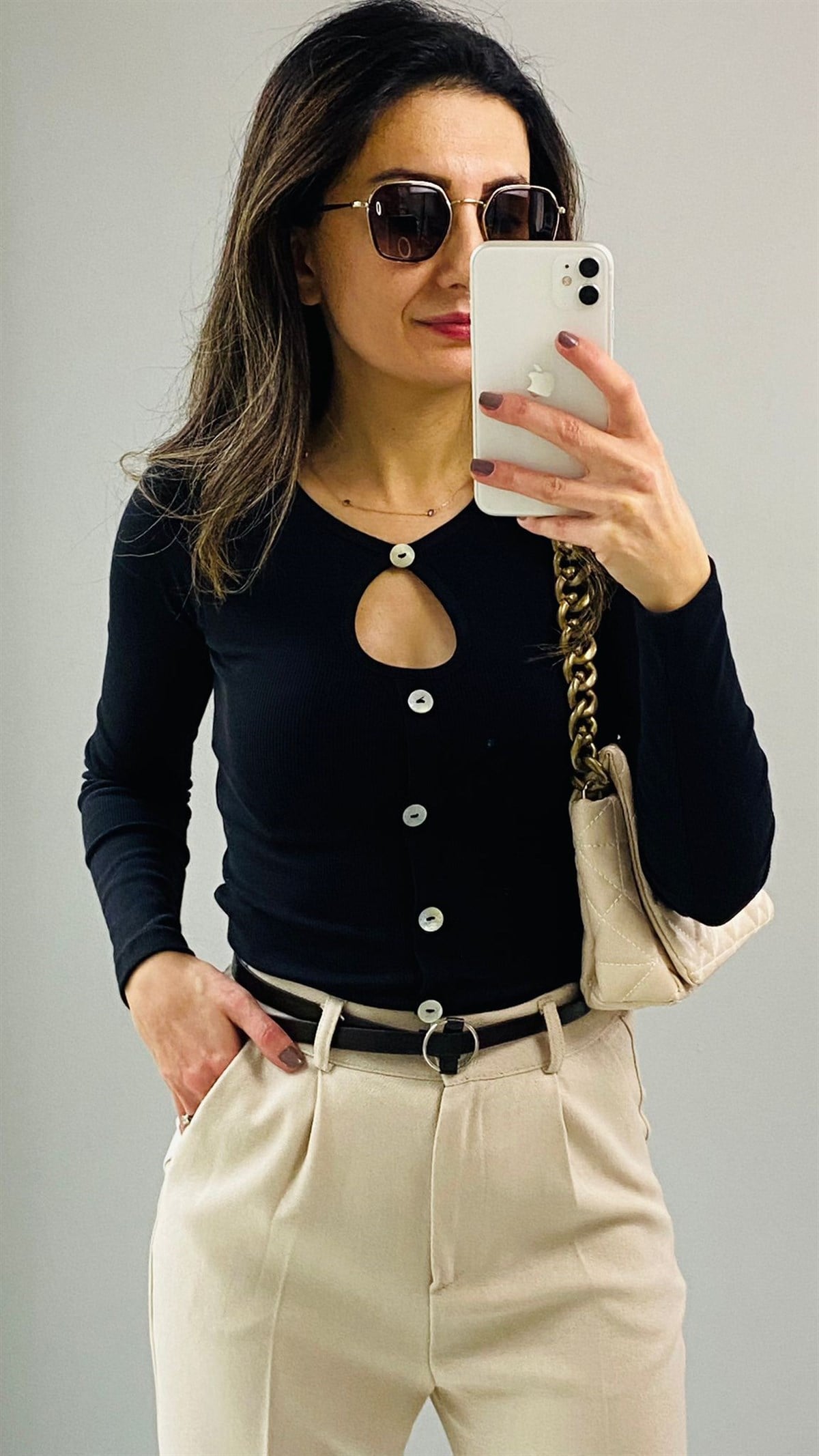 Siyah Sedef Düğme Detaylı Damla Yaka Bluz