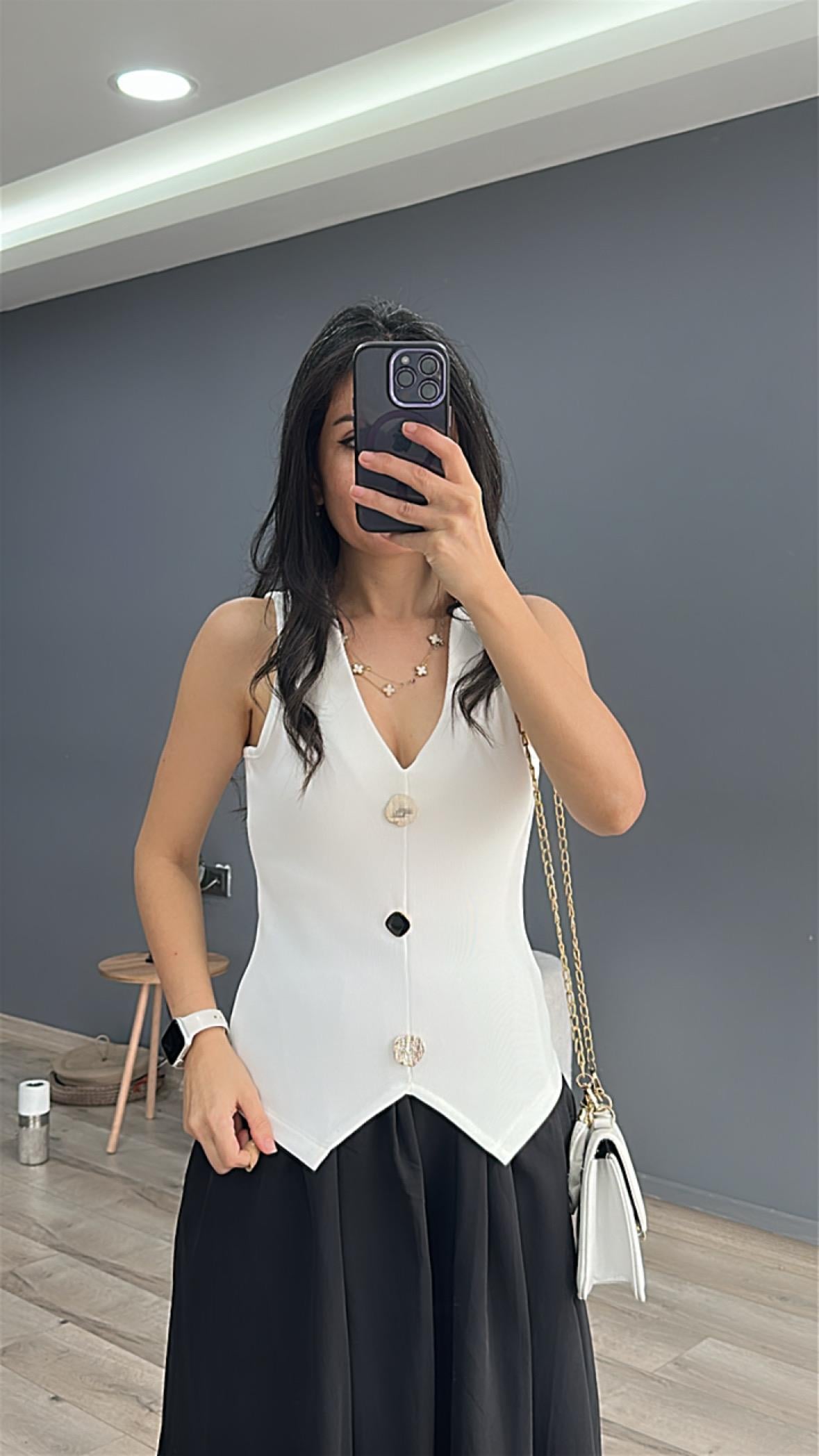 Ekru Farklı Düğme Detaylı Kolsuz Bluz