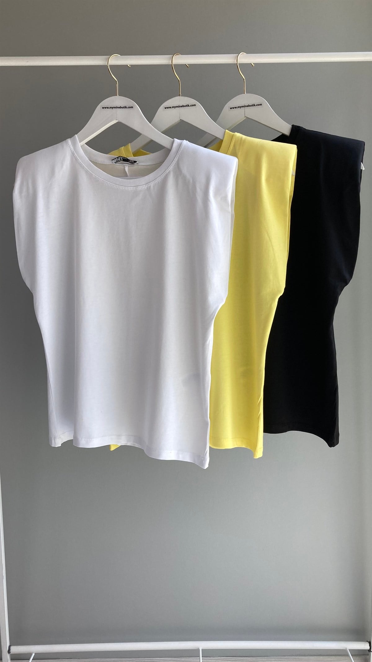 Beyaz Vatkalı Bisiklet Yaka Basic T-Shirt