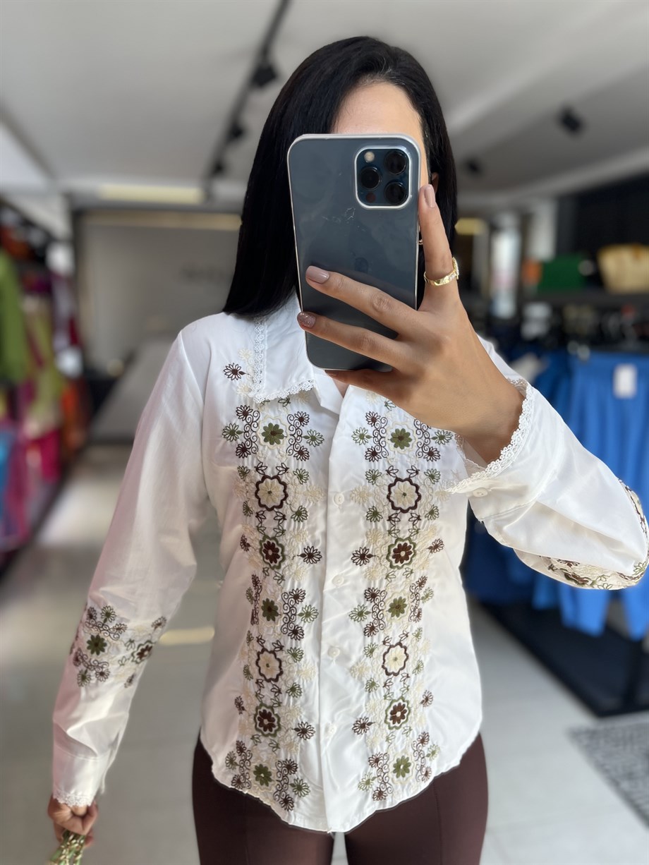 Beyaz Bebe Yaka Dantel ve Nakış Detaylı Gömlek