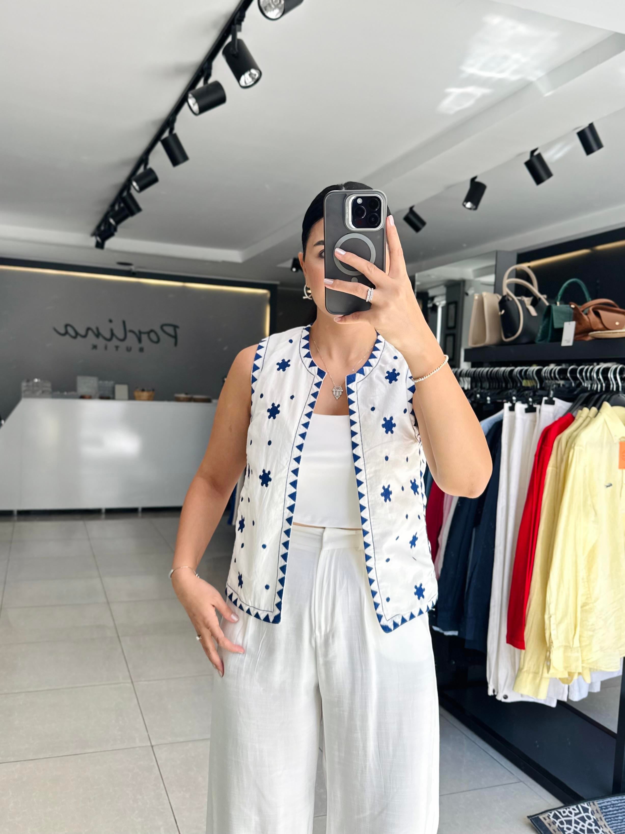 Beyaz Mavi Nakış Detaylı Yelek 