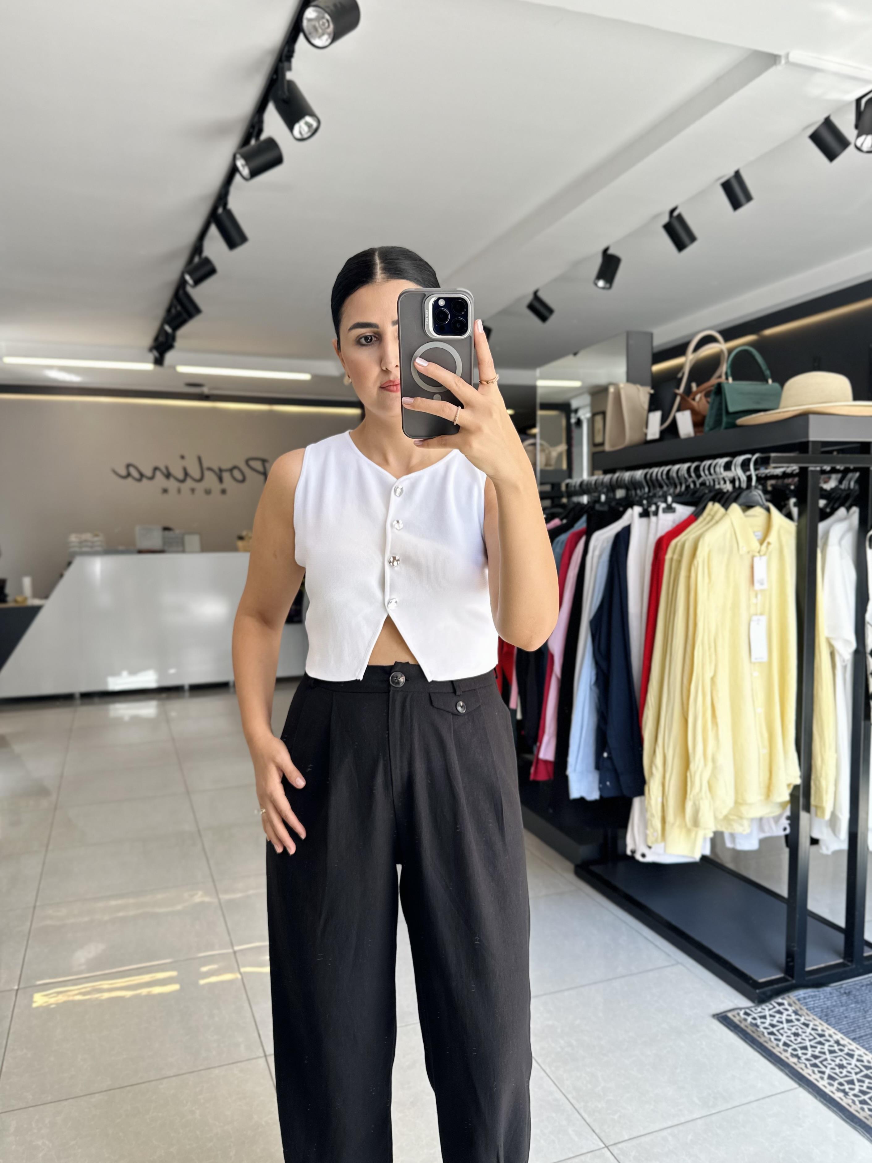 Beyaz Silver Düğme Detaylı Triko Yelek