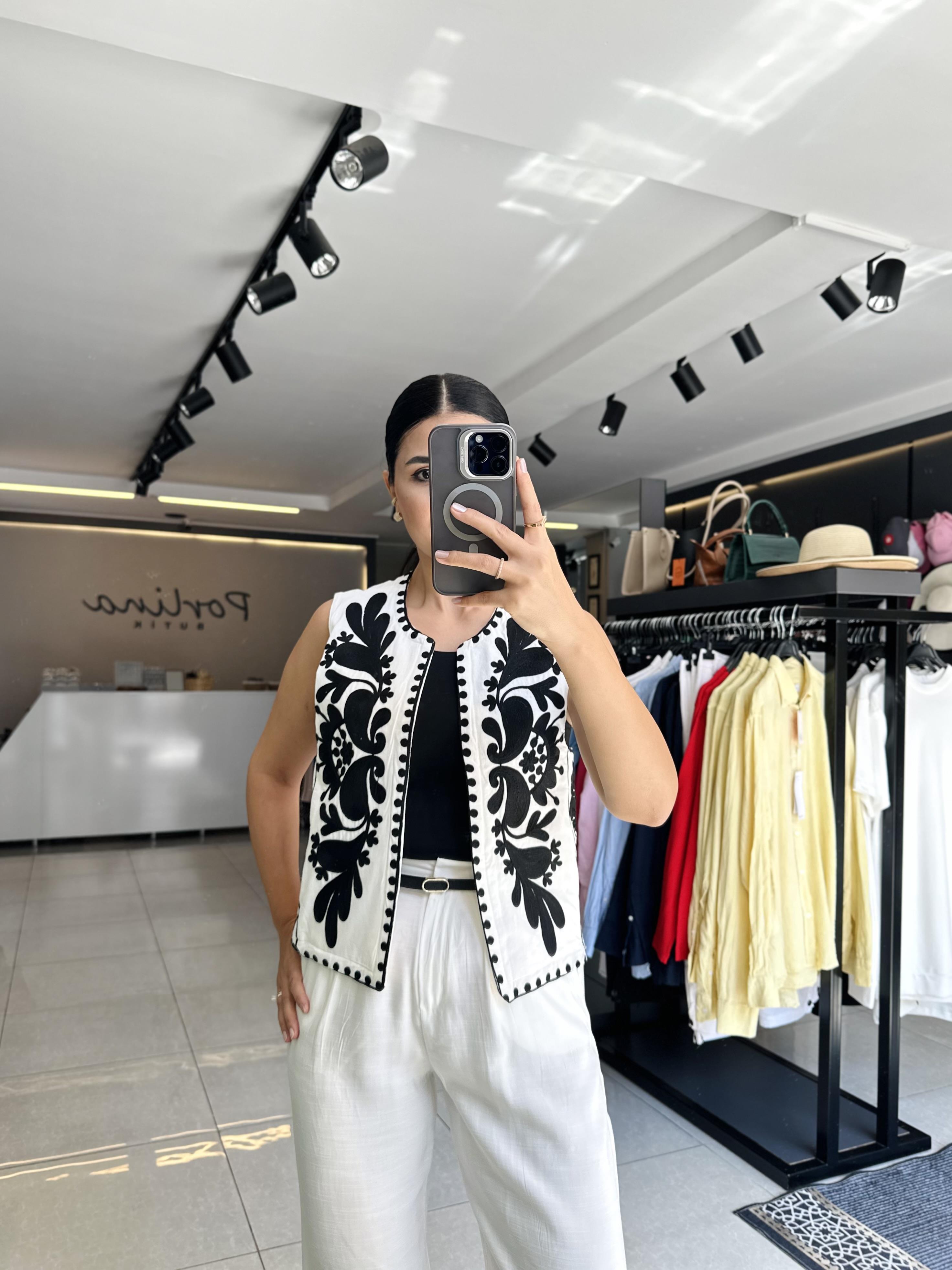 Beyaz Siyah Çiçek Nakışlı Yelek