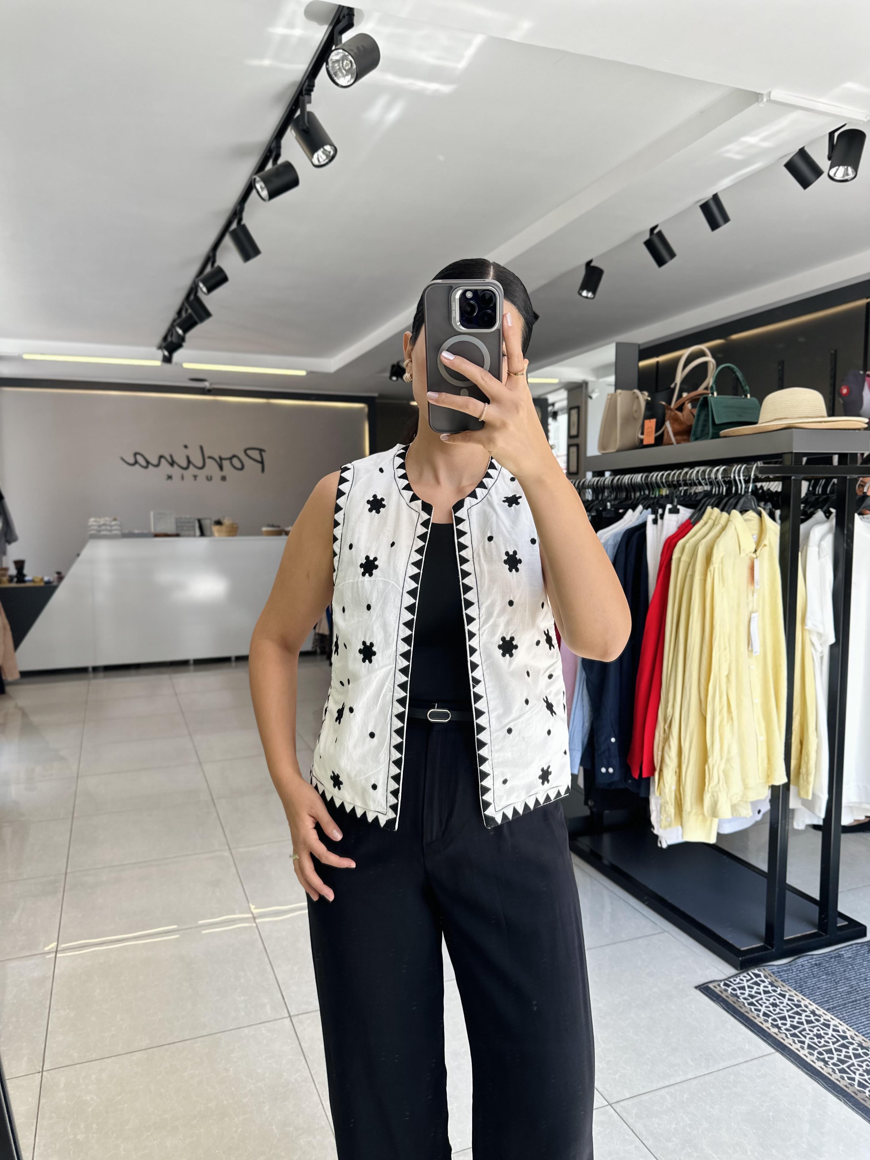 Beyaz Siyah Nakış Detaylı Yelek