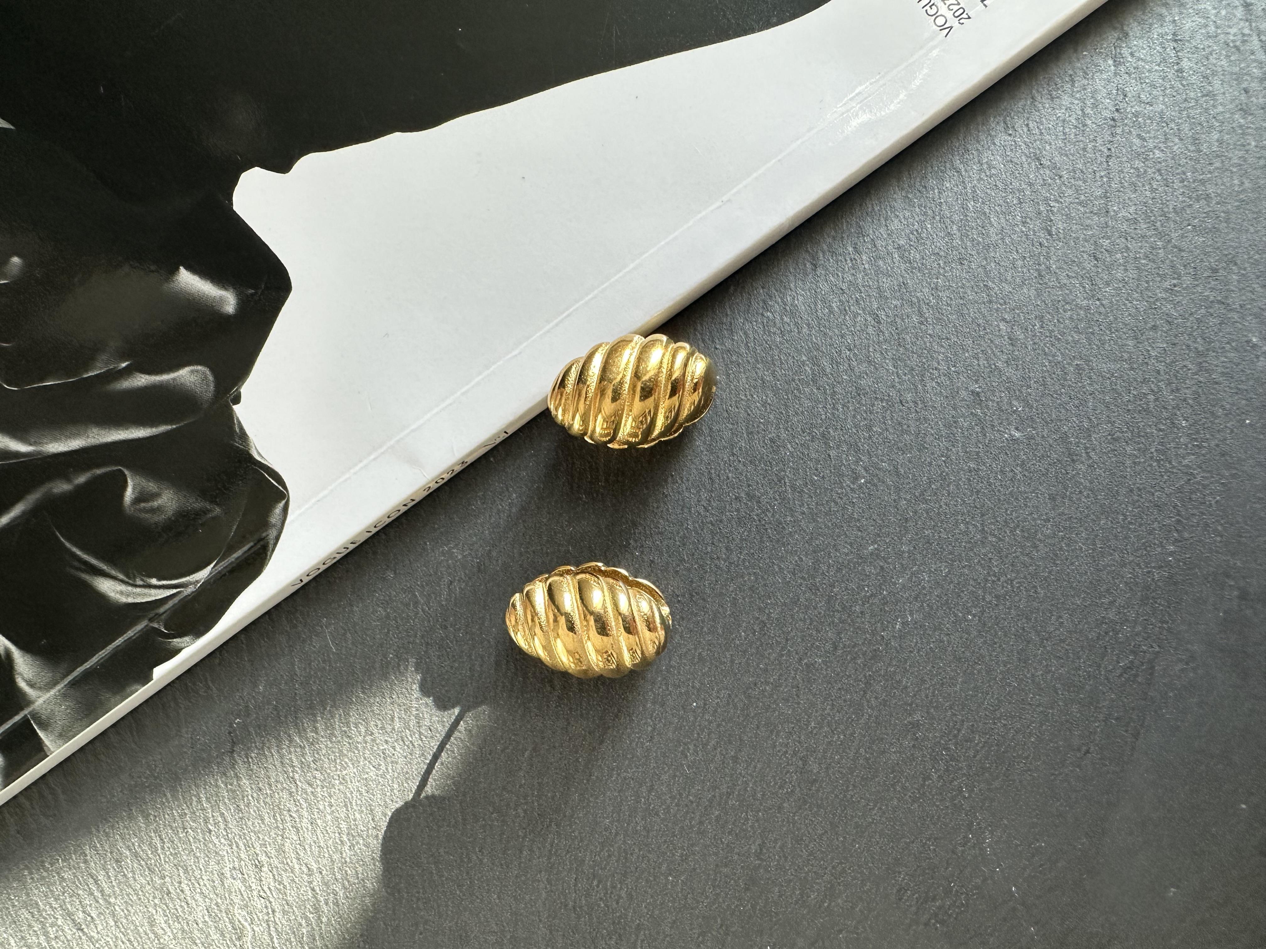 Gold Çelik Çizgili Minimal Oval Küpe
